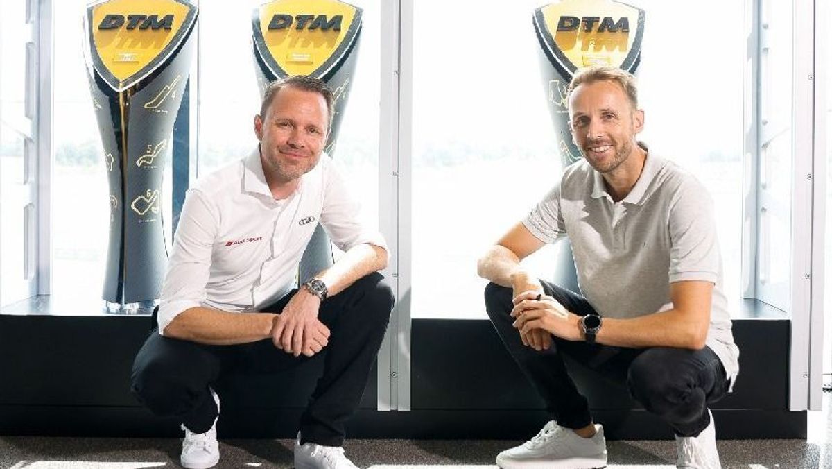 Audis Einsatzleiter Rolf Michl mit Rene Rast vor dessen drei DTM-Titeltrophäen