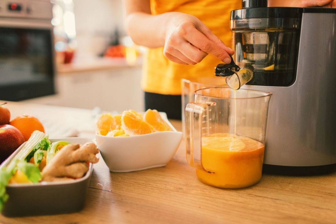 Frisch zubereitete Säfte schmecken nicht nur lecker, sie versorgen den Körper während einer Saftfasten-Kur auch mit Vitaminen und Mineralien.