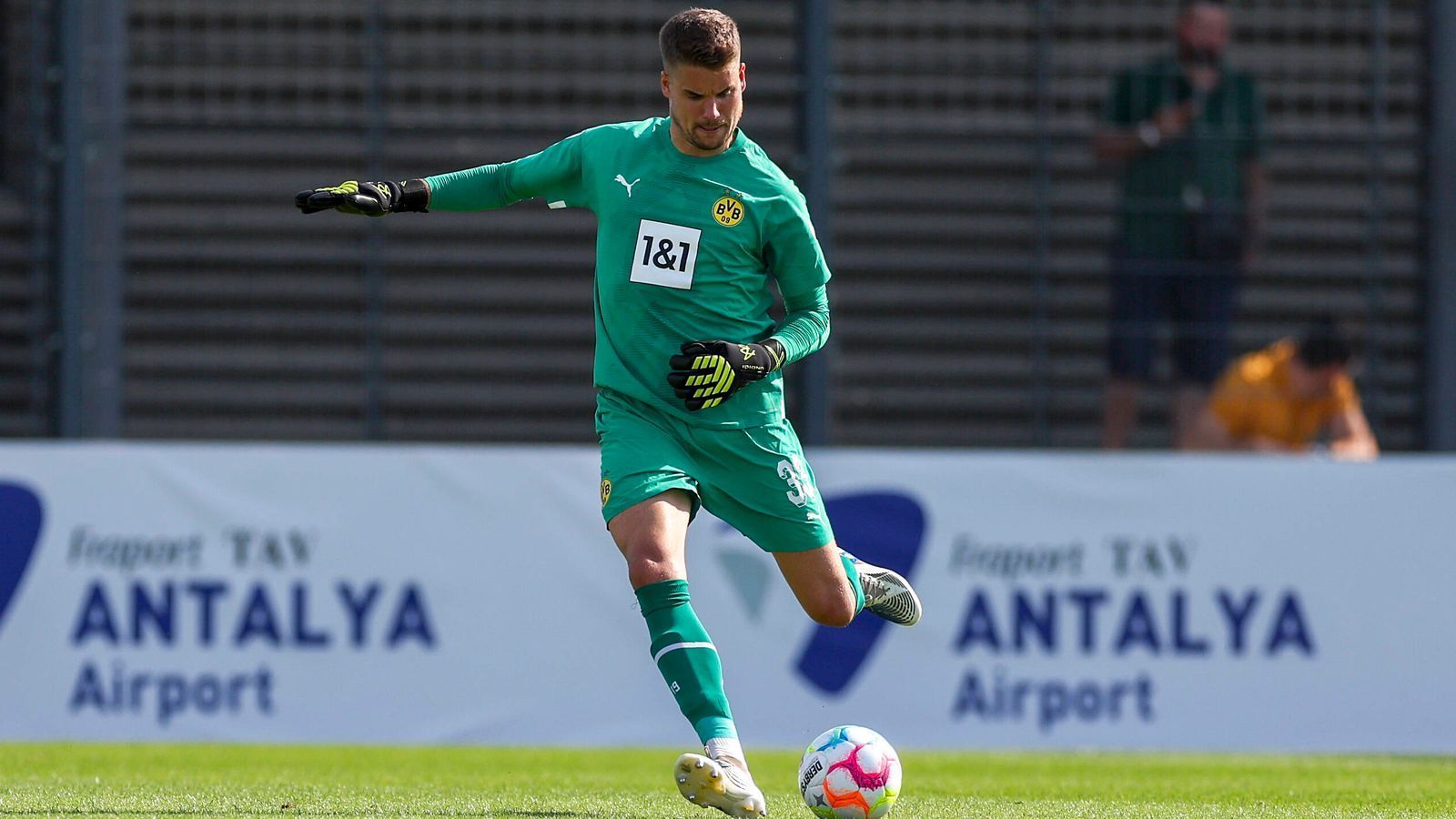 
                <strong>Alexander Meyer</strong><br>
                Auf der Torhüter-Position hat sich Borussia Dortmund im Sommer 2022 hinter Stammkeeper Kobel komplett neu aufgestellt. Als Backup verpflichtete der Bundesligist den bisherigen Regensburger Schlussmann Alexander Meyer. Der 32-Jährige unterschrieb in Dortmund bis 2024 und vertrat Kobel schon einige Male, unter anderem in der Champions League. 
              