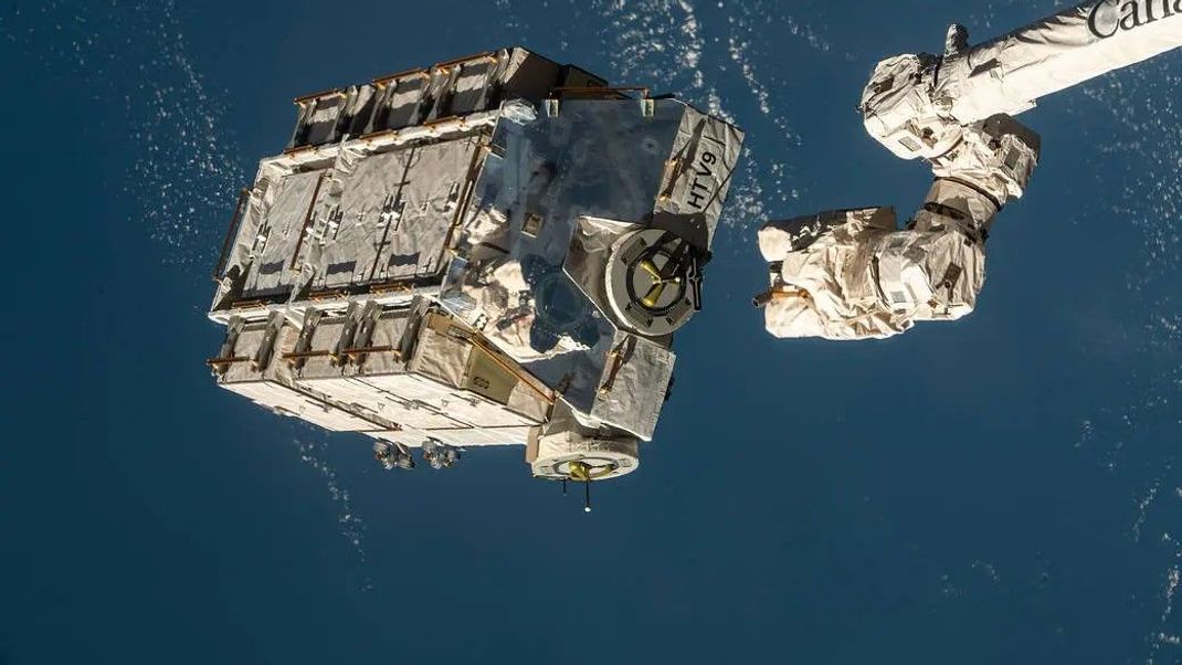 Trümmerteile eines ausrangierten Batteriepakets der Internationalen Raumstation ISS sind in den Atlantik gestürzt.