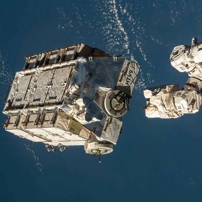 Trümmerteile eines ausrangierten Batteriepakets der Internationalen Raumstation ISS sind in den Atlantik gestürzt.