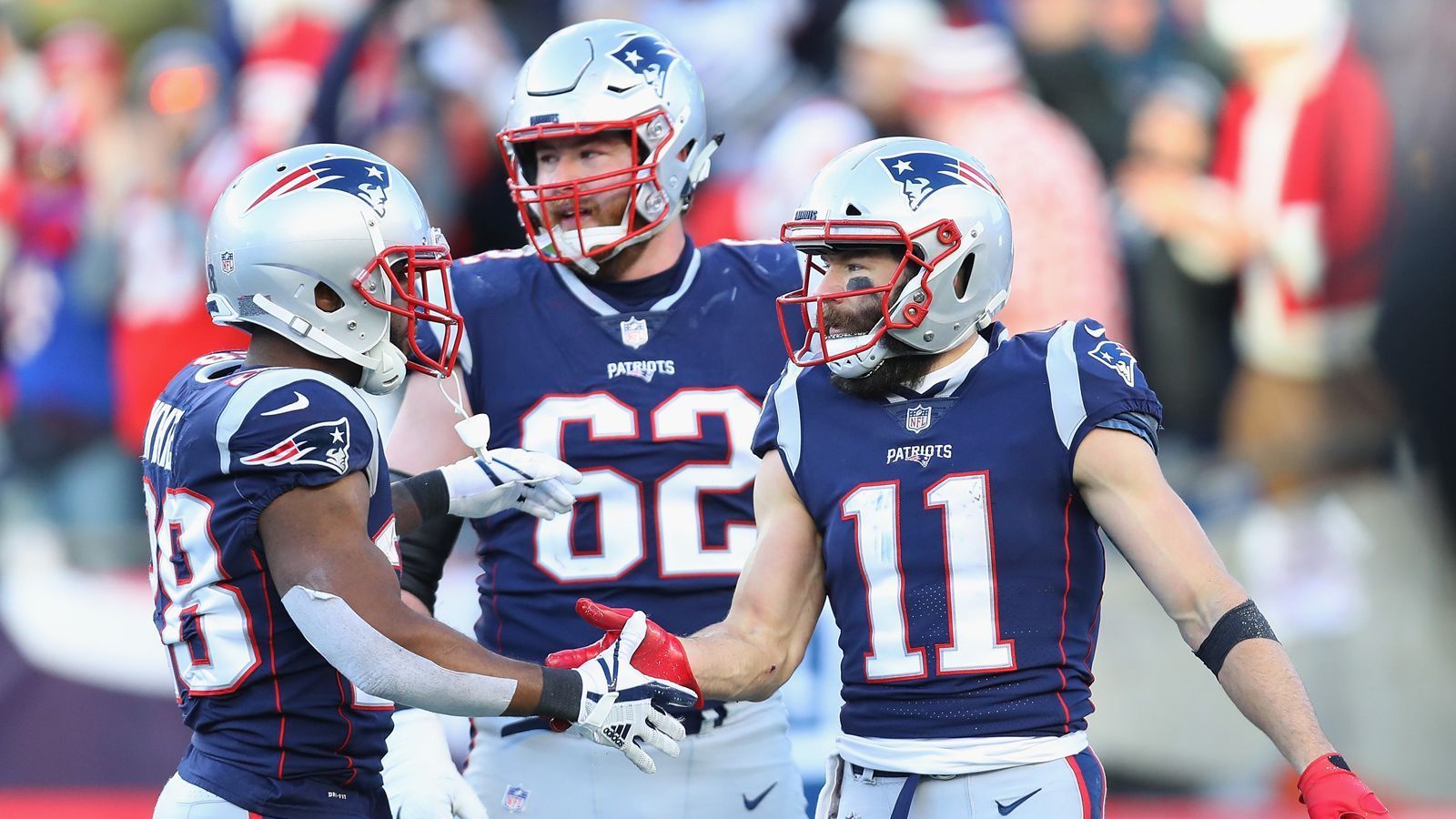 
                <strong>New England Patriots</strong><br>
                Der Playoff-Dauergast ist auch in dieser Saison in der Postseason vertreten. Durch einen souveränen 24:12-Sieg über die Buffalo Bills haben die New England Patriots den Sprung in die Playoffs geschafft. Dem Team um Quarterback Tom Brady ist Platz eins in der AFC East nicht mehr zu nehmen.
              