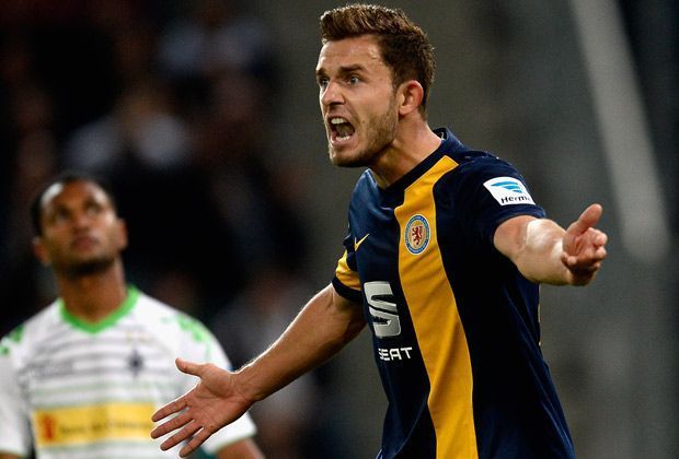 
                <strong>Borussia Mönchengladbach - Eintracht Braunschweig 4:1</strong><br>
                Ken Reichel bringt die Lethargie seiner Nebenleute auf die Palme. Was der Linksverteidiger auch deutlich zum Ausdruck bringt. Ist das Spiel schon zur Pause entschieden?
              
