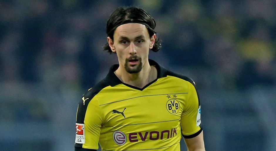 
                <strong>Neven Subotic</strong><br>
                Neven Subotic (Borussia Dortmund): Der Innenverteidiger zählt weiterhin zu den Streichkandidaten beim BVB, nachdem schon ein geplanter Wechsel zum FC Middlesbrough Ende Juli an einer Rippenverletzung scheiterte. Dennoch schien es so, als würde Subotic zumindest bis zur Transferperiode im Winter in Dortmund bleiben, bis seine Verletzung auskuriert ist. Doch wie die "WAZ" erfahren haben will, soll der AC Florenz ein Angebot für den verletzten Serben abgegeben haben. Ein vorzeitiger Transfer wäre deshalb wohl doch noch denkbar. (Quelle: Westdeutsche Allgemeine Zeitung)
              