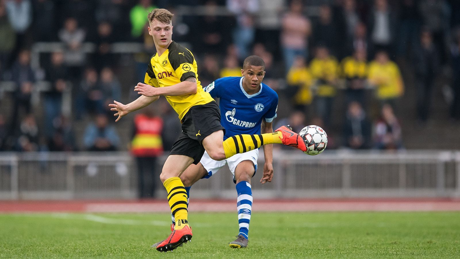 
                <strong>Malick Thiaw </strong><br>
                Acht Tore in 20 Spielen der U19-Bundesliga. Wer schnell mal über die Zahlen des Finnen fliegt, kommt nicht darauf, dass der U19-Kapitän in der Innenverteidigung aufräumt. Er gilt als eines der größten Talente der Knappenschmiede und feierte gegen Frankfurt sein Bundesliga-Debüt. In der verletzungsanfälligen Schalker Abwehr wird ab und an mal ein Plätzchen frei. So könnt der 18-Jährige ein aussichtsreicher Kandidat für mehr Einsätze in der kommenden Saison werden.
              