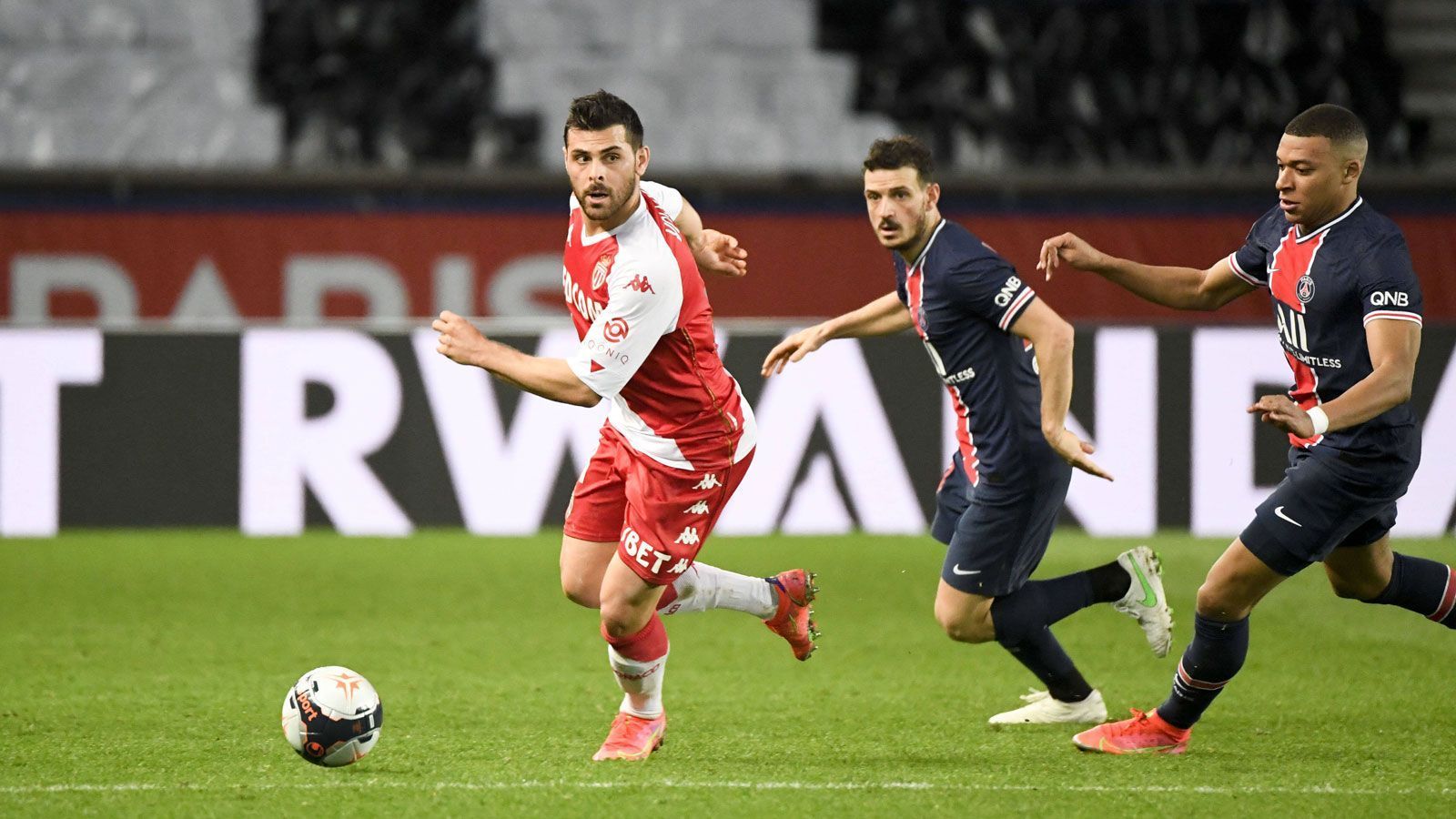 
                <strong>Frankreich: AS Monaco vs. Paris St. Germain (19. Mai)</strong><br>
                Ähnliches gilt für den amtierenden französischen Meister Paris St. Germain. Auch dem Starensemble aus der Hauptstadt droht eine Spielzeit ohne Edelmetall, in der Liga liegt der Champions-League-Finalist von 2020 zwei Spieltage vor Schluss drei Zähler hinter dem OSC Lille. Und im Pokalfinale wartet mit der AS Monaco und Trainer Niko Kovac ein äußerst unangenehmer Gegner. "Wir gehen als Außenseiter in die Partie, haben aber trotzdem eine Möglichkeit, dieses Spiel zu gewinnen. So ähnlich war es bei mir damals mit Frankfurt", so der ehemalige SGE-Coach vor wenigen Tagen auf einer Pressekonferenz. 
              