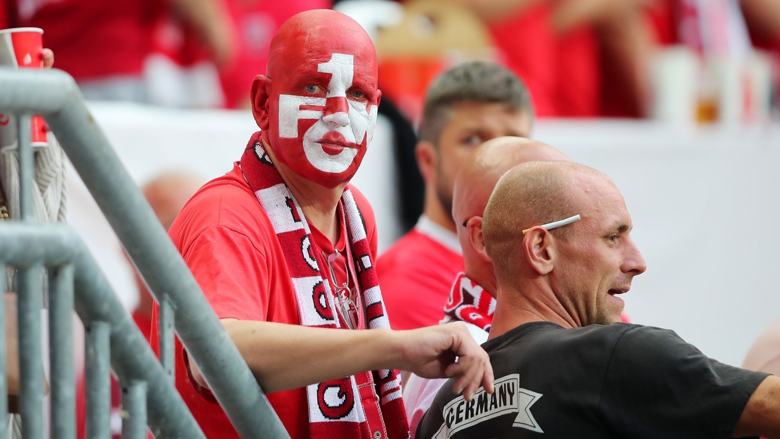 
                <strong>Kaiserslautern im Herzen - und im Gesicht</strong><br>
                Dieser Fan des 1. FC Kaiserslautern hat den Klub und seine Farben nicht nur im Herzen, sondern auch im Gesicht. 
              