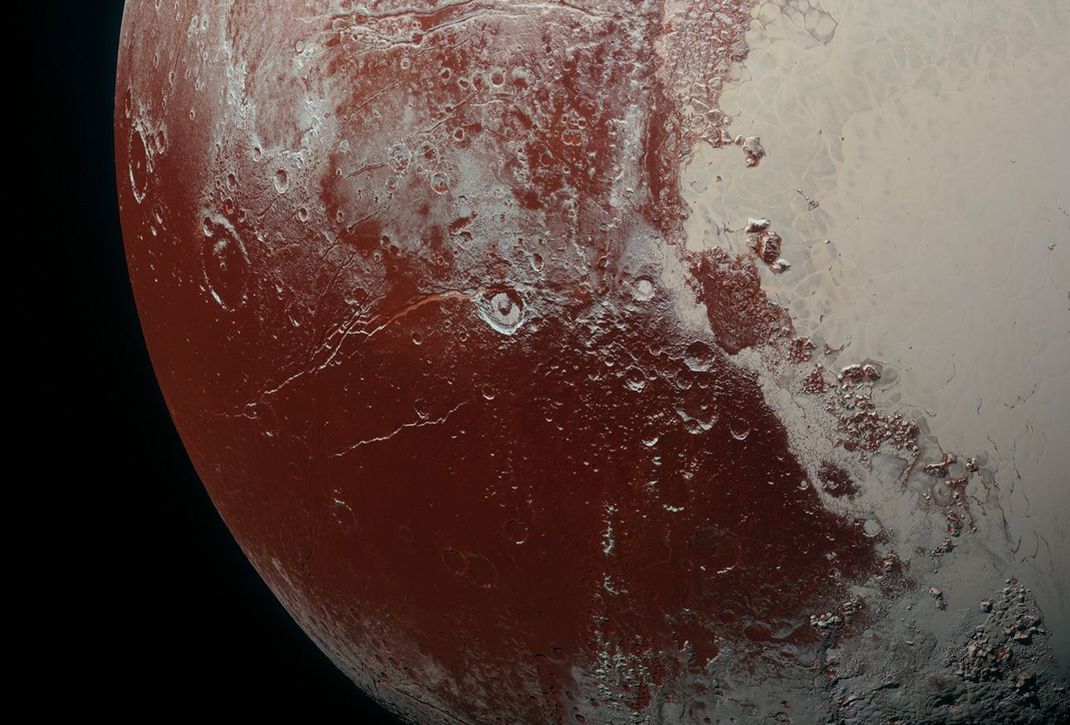 Planetologen nehmen an, dass ein Gemisch aus Kohlenwasserstoffen („Tholine“) die Oberfläche bräunlich-rot einfärbt.