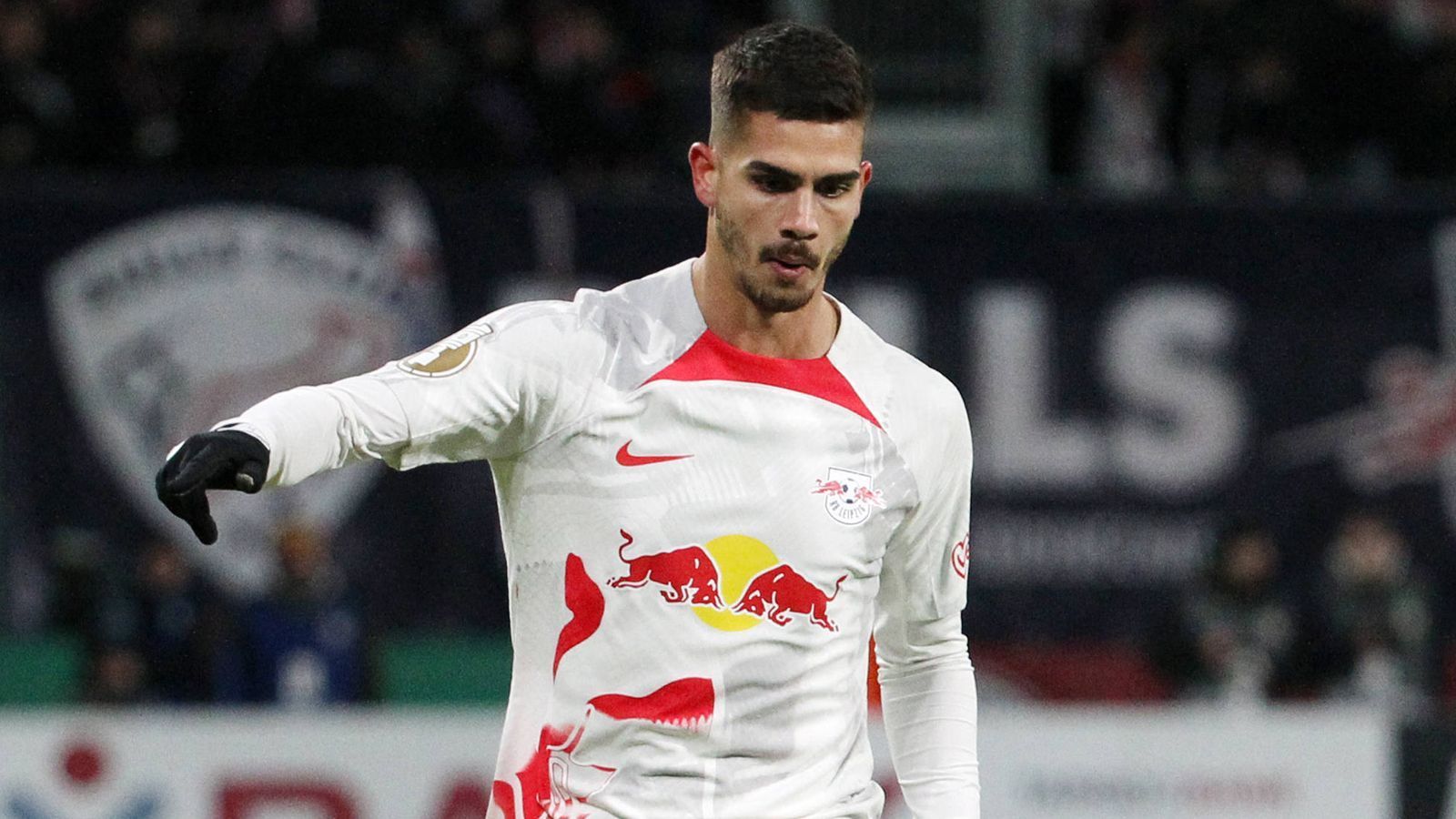 
                <strong>Andre Silva</strong><br>
                Der Portugiese ersetzt in der Schlussphase den angeschlagenen Werner, er hätte das 2:0 erzielen können. Nach einem guten Dribbling verspringt ihm aber der Ball. ran-Note: ohne Bewertung
              