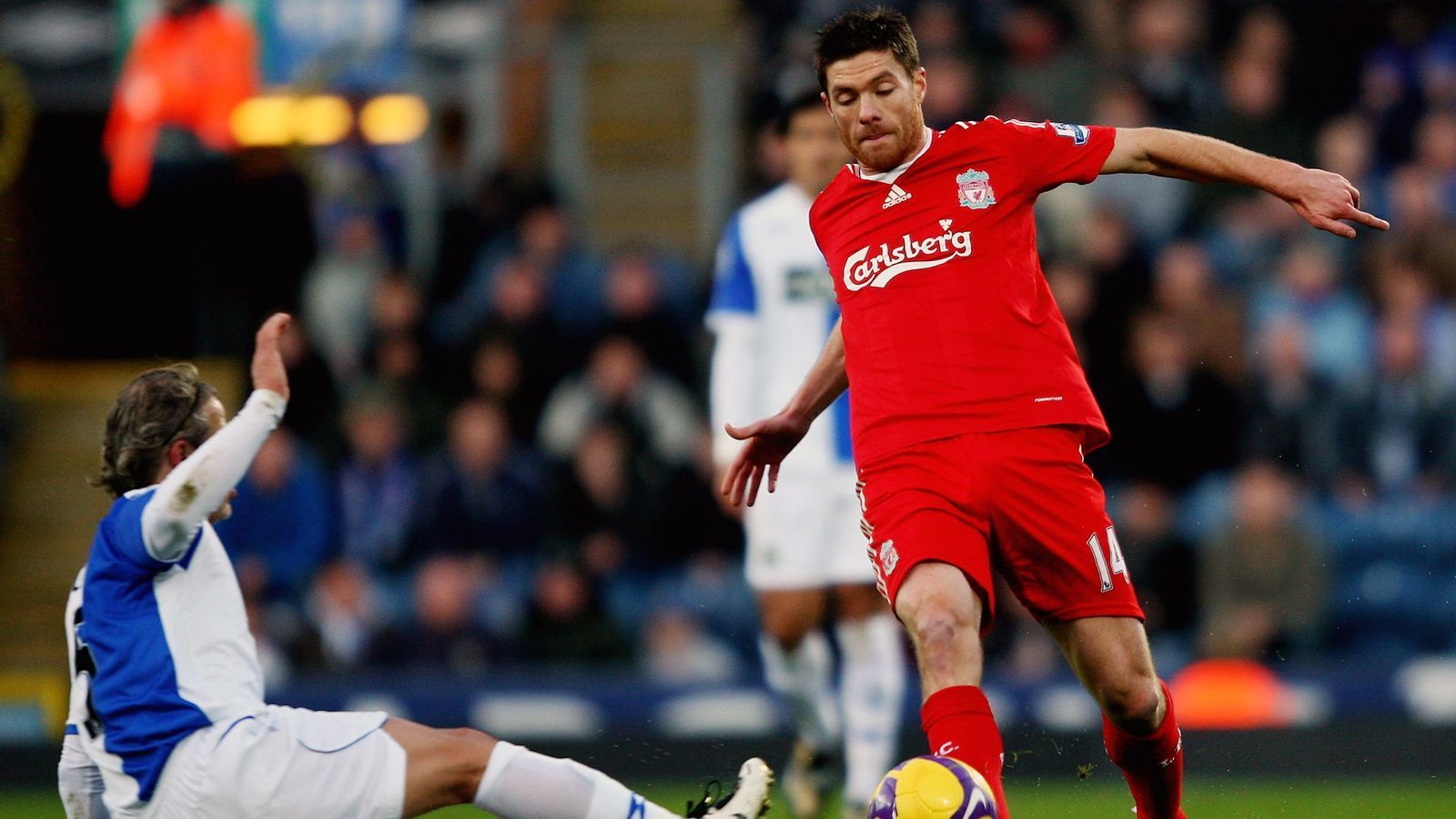 
                <strong>Neuer Gladbach-Trainer? So tickt Xabi Alonso</strong><br>
                Bereits vor der Station Real Madrid gewann Alonso mit Liverpool den Henkelpott. Beim unvergesslichen Finale von 2005 gegen den AC Mailand sorgte der Spanier höchstpersönlich für das zwischenzeitliche 3:3, nachdem die Engländer zur Halbzeit bereits mit 0:3 in Rückstand lagen. Nach der epischen Aufholjagd sicherte sich Liverpool im Elfmeterschießen den Sieg. Während seiner Zeit bei den "Reds" gelang Alonso wohl auch sein außergewöhnlichster Karriere-Treffer. Gegen Newcastle United schlug Alonso aus der unglaublichen Distanz von 55 Metern zu. 
              