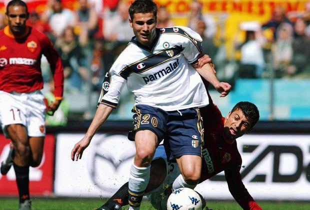 
                <strong>Adrian Mutu</strong><br>
                In Parma war alles in Ordnung. Adrian Mutu überzeugte als Offensivspieler mit Zug zum Tor. Dies ließ sich sein Klub 2002 auch einiges kosten. Zehn Millionen Euro überwies Parma an Hellas Verona. Ein Jahr später wechselte er für das Doppelte zu Chelsea und flog als Kokainkonsument auf.
              