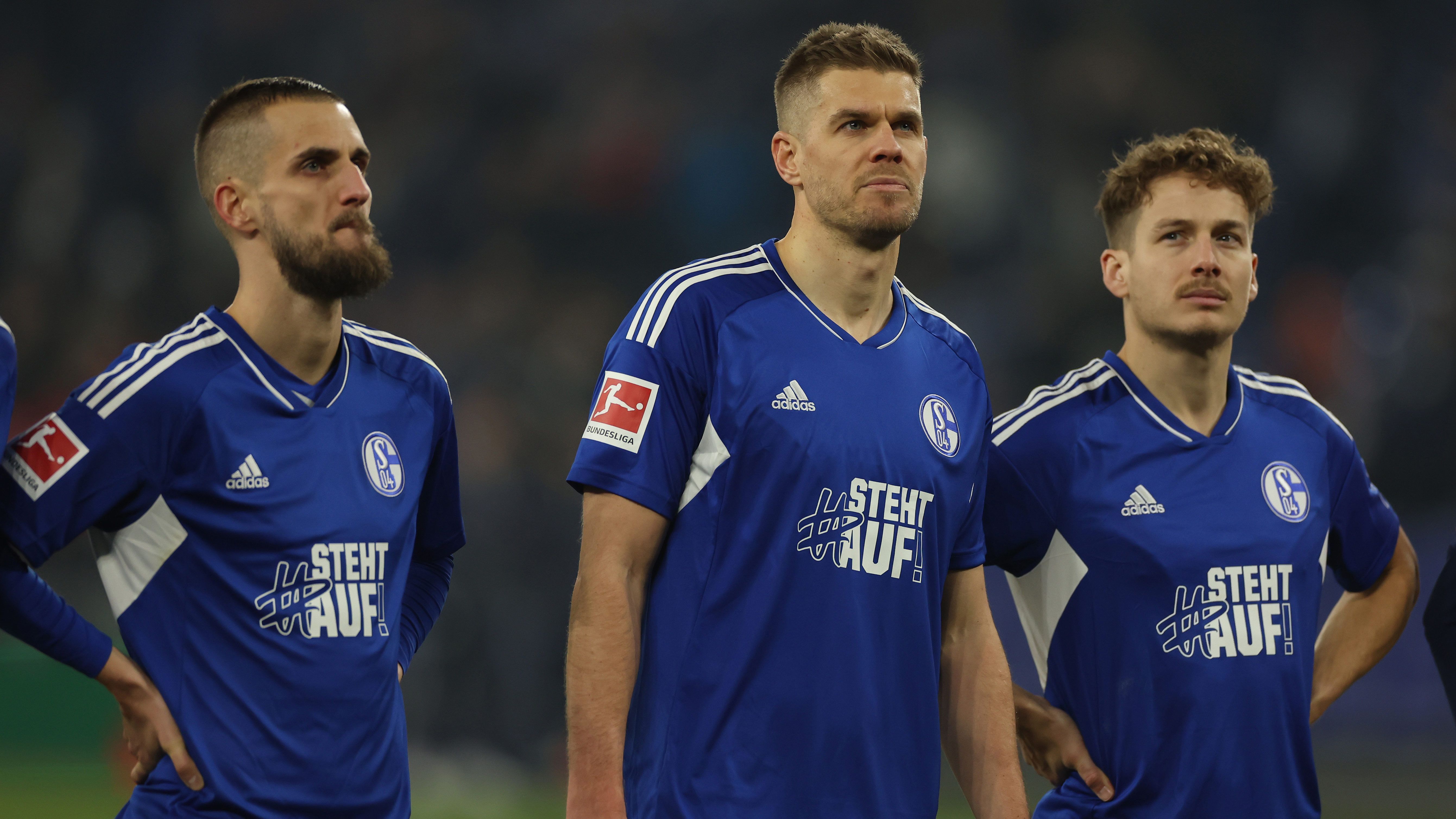 
                <strong>Platz 18: FC Schalke 04</strong><br>
                Sieben Punkte Abstand hat der FC Schalke 04 auf einen Nicht-Abstiegsplatz. Doch das Team mit der roten Laterne hat sich längst noch nicht aufgegeben. Zuletzt gab es tatsächlich drei 0:0 in Serie - gegen Köln, Mönchengladbach und Wolfsburg. Das dürfte den "Knappen" Hoffnung machen. Auf der anderen Seite heißt das jedoch auch, dass S04 drei Mal kein Tor erzielt hat. Das kommt nicht von ungefähr, schließlich stellt Schalke mit nur 14 Toren die schwächste Offensive der Bundesliga. Der letzte Sieg der Elf von Thomas Reis ist schon über drei Monate her. Schafft "Königsblau" noch den großen Turnaround?
              