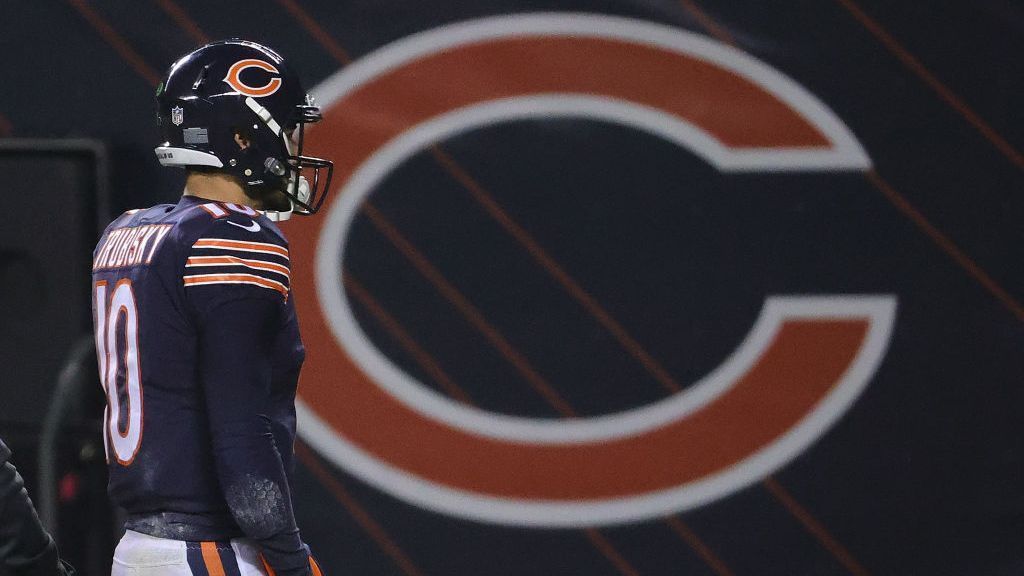 
                <strong>Platz 11: Chicago Bears (8-8)</strong><br>
                Die Saison der Chicago Bears gleicht einer Achterbahnfahrt. Mit 3-0 starteten die Bears die Saison, ehe es zwischendurch eine Niederlagenserie von sechs Spielen gab und nun wieder drei der vergangenen vier Spiele gewonnen wurden. Dabei wechselten die Bears zwei Mal ihren Quarterback, von Mitch Trubisky auf Nick Foles und wieder zu Mitch Trubisky. Dieser ist übrigens der Starter gewesen bei sechs der acht Siege, ist er also ein Garant für den Erfolg? Eher nicht, denn Trubisky zeigte, was er ist: Ein mittelmäßiger Quarterback. Dieser ist jedoch nicht chancenlos in der Wildcard-Round gegen die New Orleans Saints (LIVE am Sonntag ab 22:40 Uhr auf ProSieben und ran.de), wenn alles für ihn zusammenkommt. Aber auch wirklich nur, wenn alles zusammenkommt.
              