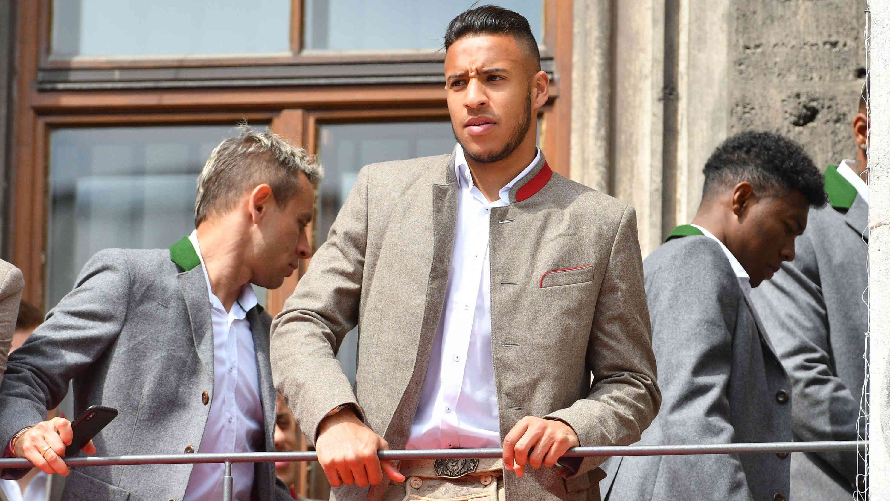 
                <strong>2017/2018: Corentin Tolisso (41,5 Millionen Euro)</strong><br>
                Mehr als 40 Millionen Euro überwiesen die Münchner an Olympique Lyon für den Mittelfeldspieler. Doch richtig durchsetzen konnte sich Tolisso nicht und wird nun immer wieder mit einem Abschied in Verbindung gebracht.
              