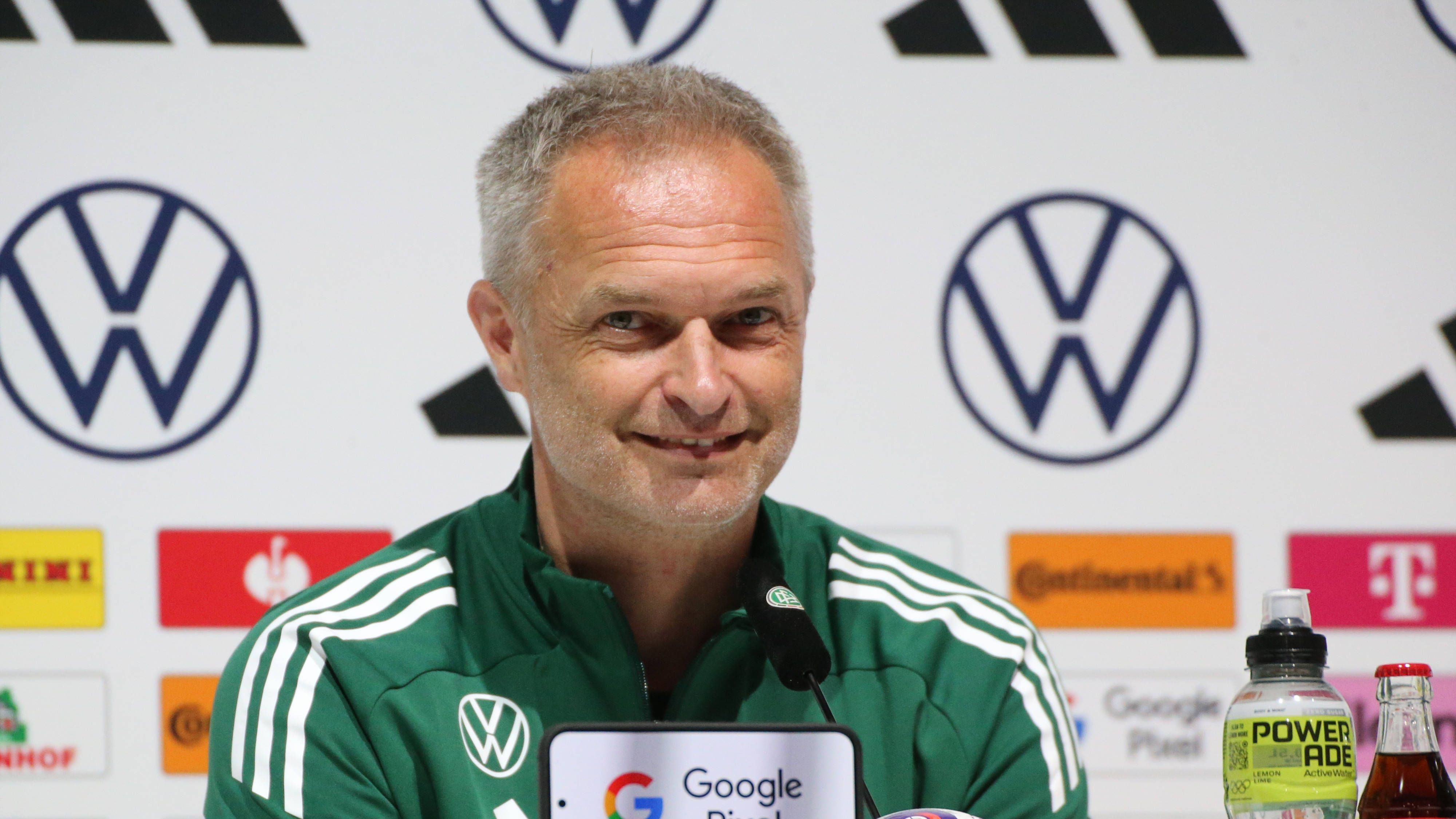 <strong>Frauen-EM 2025: Auf diesen Kader setzt Bundestrainer Christian Wück</strong><br><em>Für die DFB-Frauen steht in diesem Sommer ein Highlight an. In der Schweiz kämpft das Team von Bundestrainer Christian Wück vom 2. bis 27. Juli um den EM-Titel. <strong>ran</strong> hat alle Spielerinnen im Überblick.</em>