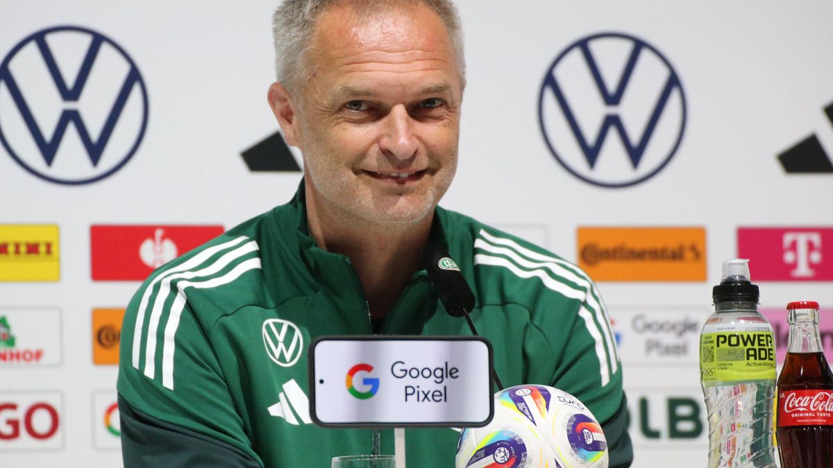 28.06.2025, xgrfx, Fussball DFB Medientermine, Deutsche Frauennationalmannschaft DFB - Training v.l. Christian Wück (Deutsche Frauennationalmannschaft) (DFL DFB REGULATIONS PROHIBIT ANY USE OF PHOT...
