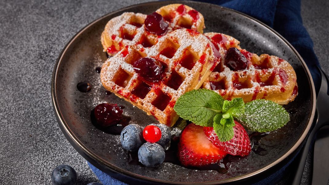 Ernährst du dich glutenfrei und hast Lust auf frische Waffeln? Kein Problem: Dieses Haferflocken-Rezept funktioniert super.