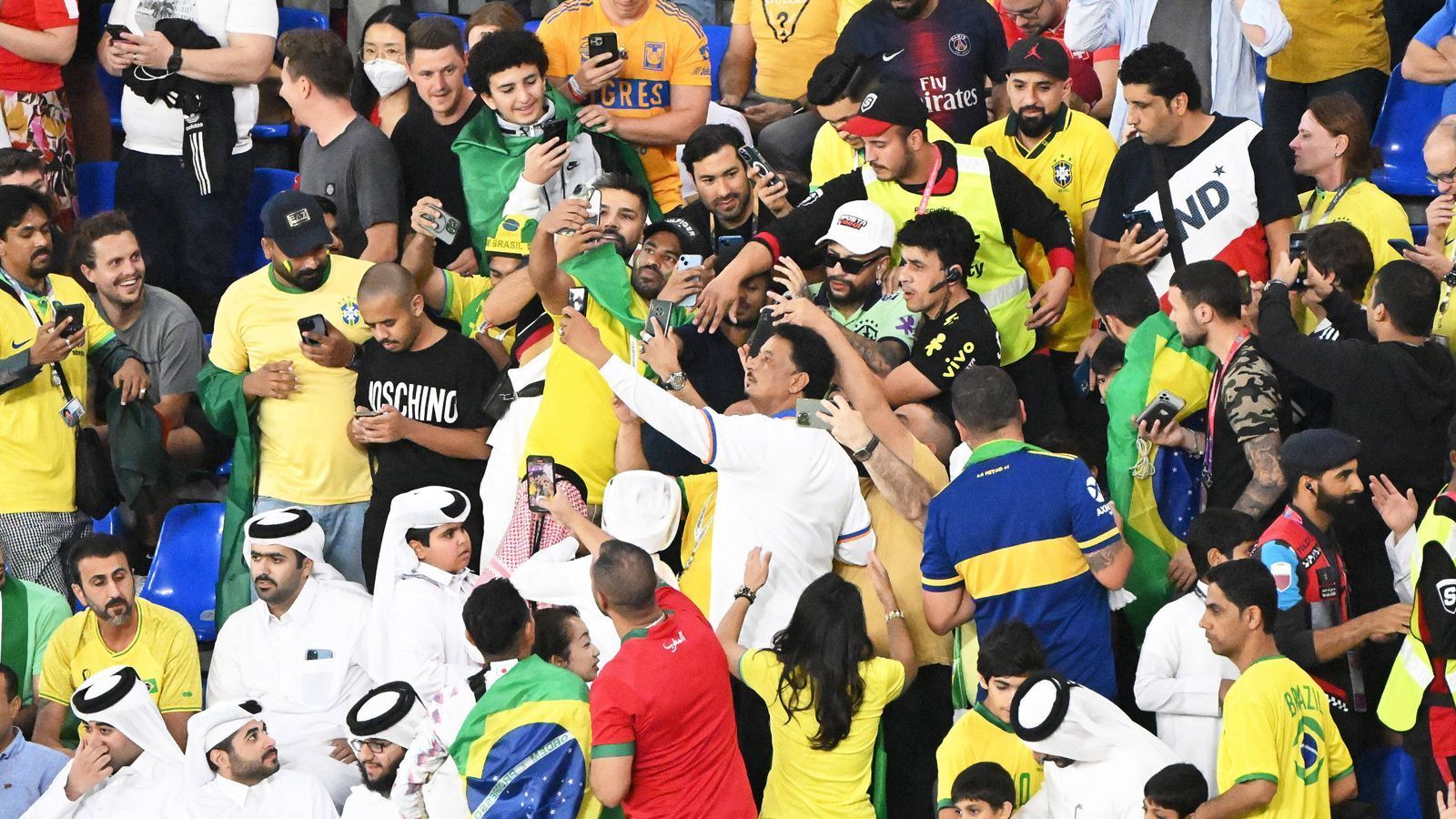 
                <strong>Neymar: Double des Superstars macht Brasiliens Fans verrückt</strong><br>
                Wie viele der Anhänger tatsächlich dachten, der echte Neymar stünden neben ihnen, ist nicht bekannt.
              