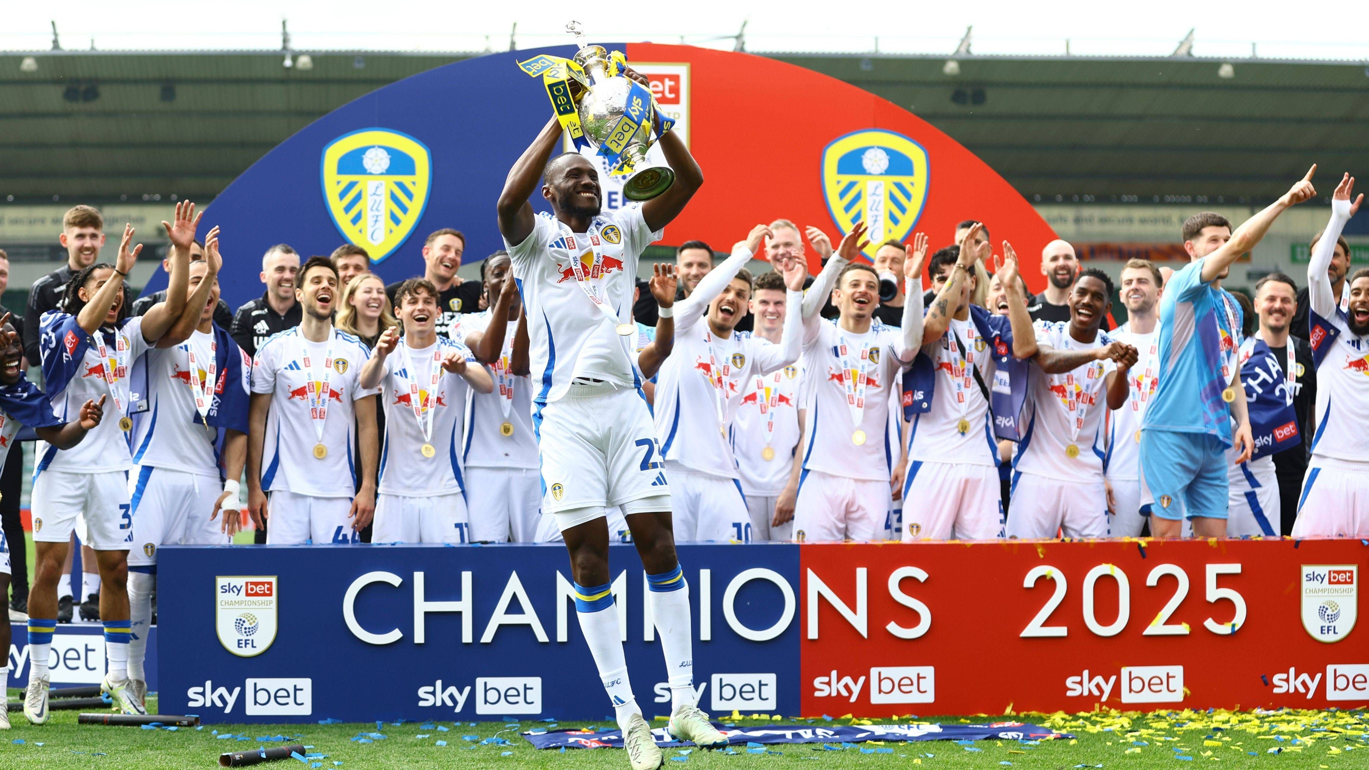 <strong>Aufsteiger: Leeds United (England)</strong><br>Leeds United krönt sich nach einer überragenden Saison - mit lediglich vier Niederlagen und 100 Punkten - zum Meister der Championship. Die Mannschaft vom deutschen Trainer Daniel Farke schoss dabei 95 Tore (Ligabestwert) und stellt die beste Tordifferenz (+65) der Liga.