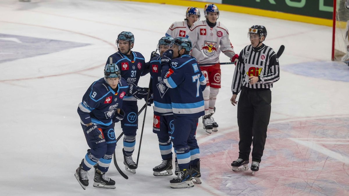 Jubel mit Torschütze Myles Powell (li.)