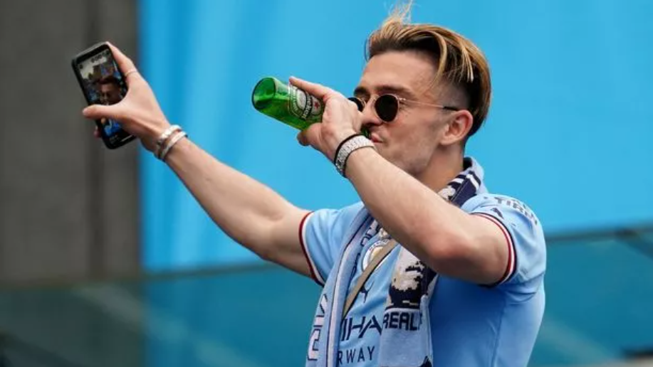 <strong>Jack Grealish (Club-Promoter auf Ibiza)</strong><br><a href="https://twitter.com/i/status/1668345935233966086">Dass Jack Grealish kein Kind von Traurigkeit ist und gerne feiert, dürfte längst bekannt sein. </a>Passend dazu verriet er auf einer Pressekonferenz der englischen Nationalmannschaft: "Wenn ich kein Fußballer geworden wäre, wäre ich jetzt definitiv ein Club-Promoter. Auf Teneriffa oder Ibiza. Ich würde jeden in den Club bringen." Alternativ sieht er sich auch als Kandidat bei der Fernseh-Kuppelshow "Love Island".