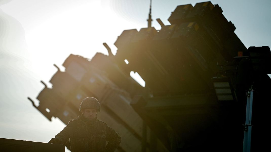 Polen, Rzeszow: Soldaten der Bundeswehr verladen Raketen für das Flugabwehrsystem Patriot.