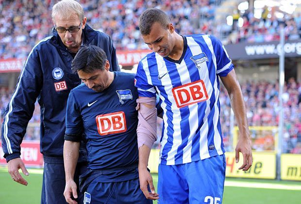 
                <strong>SC Freiburg - Hertha BSC 1:1</strong><br>
                Doppelt bitter für die Berliner: Abwehrspieler John Anthony Brooks muss schon früh verletzt ausgewechselt werden
              