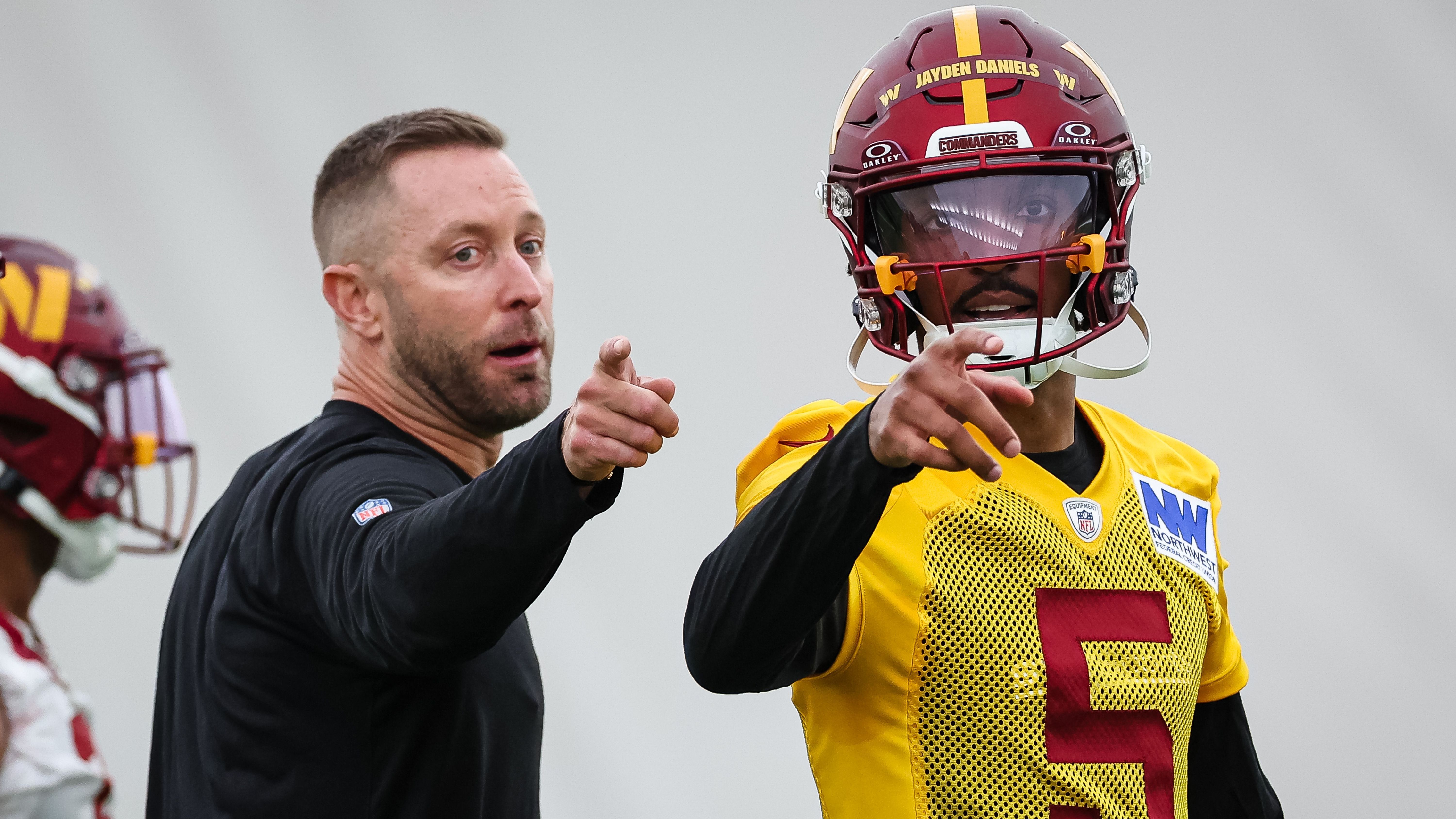 <strong>Washington Commanders: Absturz im zweiten Jahr vermeiden</strong><br>Die Entwicklung der Commanders mit einem komplett neuen Trainerstab und einem Rookie-Quarterback war absolut außergewöhnlich, umso größer aber ist die Gefahr, dass es jetzt einen kleinen Absturz gibt. Kann Jayden Daniels seine Form halten? Und findet Offensive Coordinator Kliff Kingsbury mehr Antworten, wenn Defenses sein Schema besser verstehen?