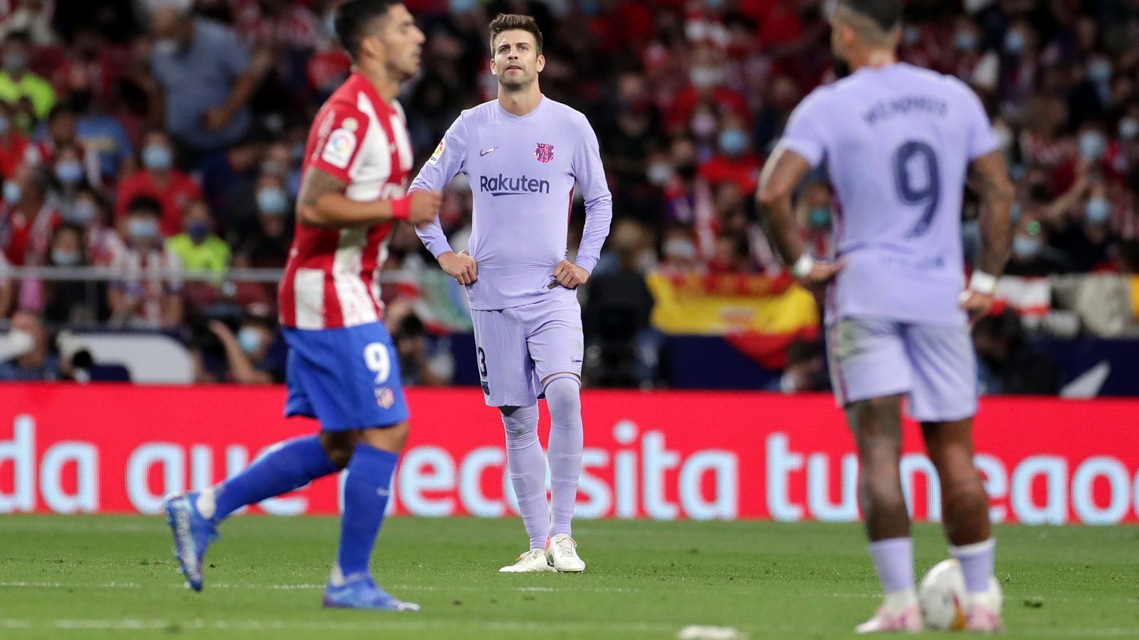 
                <strong>Zwist im Barca-Kader</strong><br>
                Wie angespannt die Situation beim FC Barcelona nach dem enttäuschenden Saisonstart ist, verdeutlichen die Szenen nach dem ersten Gegentor gegen Atletico. Ausgerechnet die beiden Vereins-Ikonen Gerard Pique (hi.) und Sergio Busquets geraten aneinander und diskutieren heftig. Für das erfolgsverwöhnte Duo ist es das erste Mal in ihrer Ära bei den Katalanen, dass sie eine Krise dieses Ausmaßes miterleben müssen, gepaart mit der finanziell angespannten Situation, die den Klub belastet. Um diese finanzielle Krise zu entschärfen, verzichteten unter anderem eben Pique und Busquets auf Teile ihres Gehalts.
              