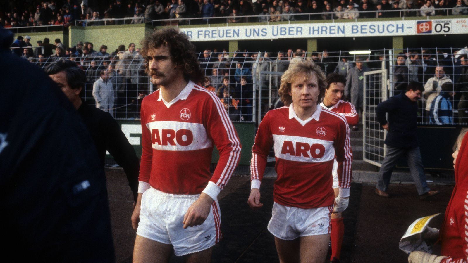 
                <strong>Platz 6 - 1. FC Nürnberg (1983/84, 20 Punkte, 38:85 Tore)</strong><br>
                Zu Beginn der 1980er Jahre sprang der 1. FC Nürnberg dem Abstiegsgespenst immer wieder von der Schippe, bis es sie in der Saison 1983/84 dann doch erwischte. Der Grund für den Abstieg mit 20 Punkten ist auch heute noch relativ leicht auszumachen: die eklatante Auswärtsschwäche. Der FCN brachte das "Kunststück" fertig, alle 17 Auswärtsspiele der Saison 1983/84 zu verlieren. Mit sechs Heimsiegen und zwei Remis stieg Nürnberg am Ende als Schlusslicht ab. Auch ein Trainerwechsel konnte nicht mehr für die Wende sorgen, ganz im Gegenteil. Nürnberg verlor die letzten neun Ligaspiele in Serie, ließ sich von Stuttgart (0:6) und dem HSV (1:6) abschießen. 
              