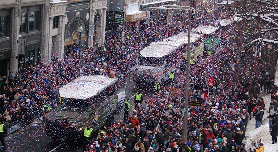 
                <strong>New England Patriots Super-Bowl-Parade</strong><br>
                Wenn ihr Team kommt, stehen die Fans aus Boston selbstverständlich Schlange. Die Wagen der New England Patriots bahnen sich einen Weg durch die Menschenmassen.
              