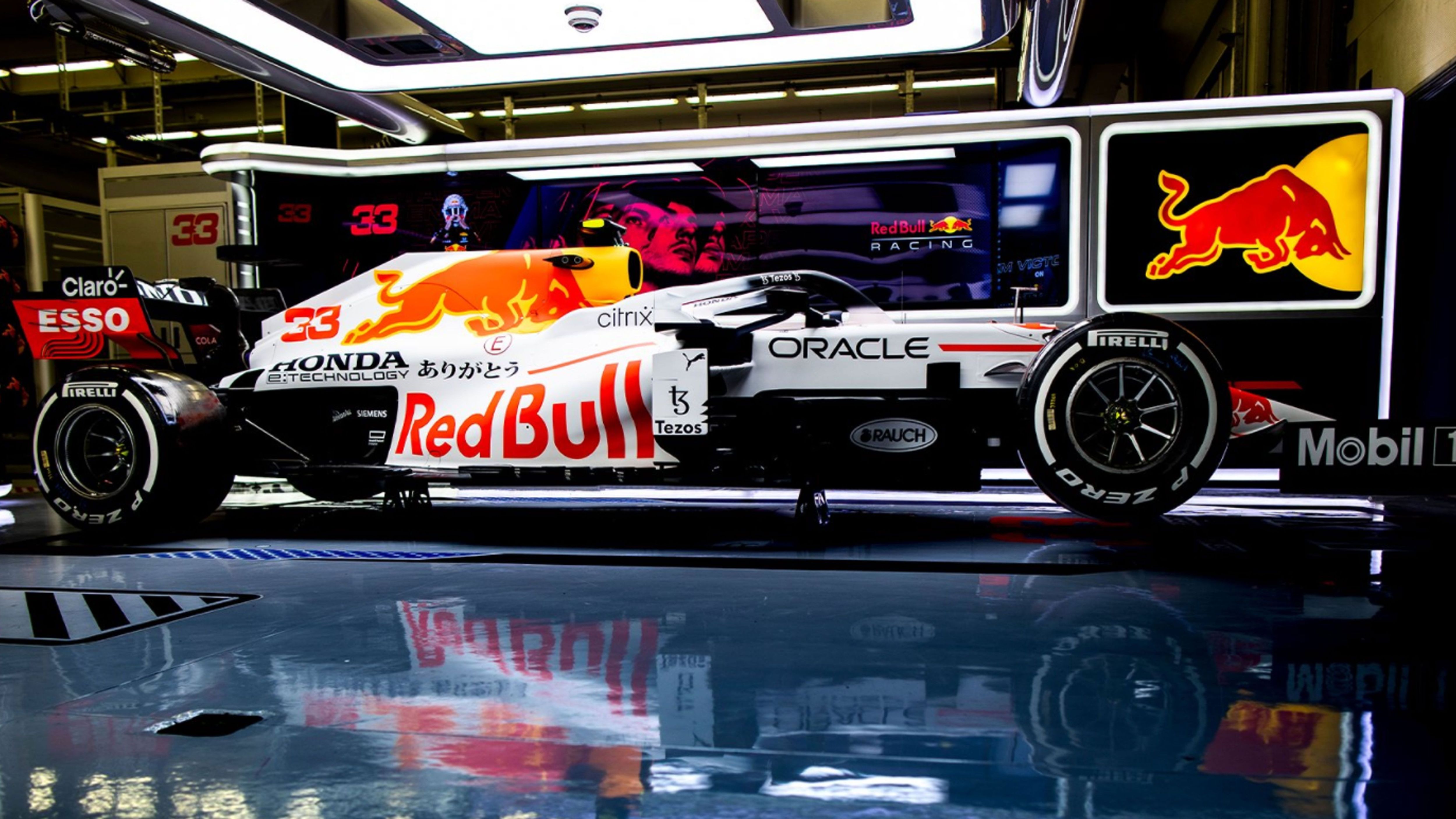 
                <strong>Hommage an Honda: Red Bull mit Sonderlackierung in Istanbul</strong><br>
                Red Bull wird beim Grand Prix der Türkei in einem ganz neuen Gewand auffahren. Als Würdigung des Motorenherstellers und Partners Honda werden die Autos von Max Verstappen und Sergio Perez in einer Speziallackierung antreten. Diese ist inspiriert vom Honda RA 272, dem ersten japanischen Auto, das ein Rennen in der Königsklasse des Motorsports gewann. Honda wird sich am Ende der laufenden Saison aus der Formel 1 zurückziehen und sollte an diesem Wochenende eigentlich den letzten Heim-Grand-Prix in Japan bestreiten. Dieser musste jedoch abgesagt werden und wurde durch Istanbul ersetzt. 
              