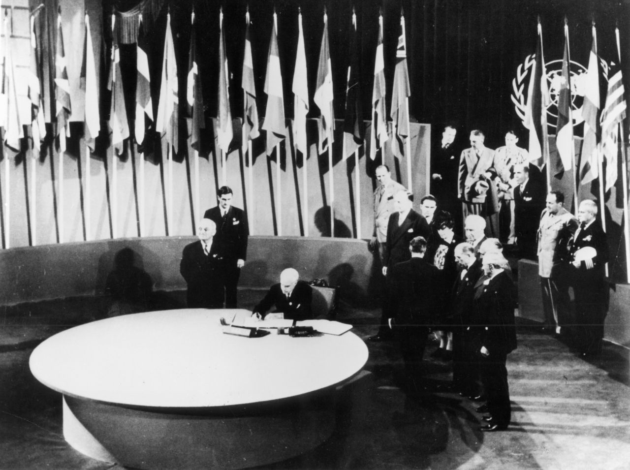 Mit dem Völkerbund (1919) und seinem 1945 gegründeten Nachfolger, der UN, entstanden erstmals Weltorganisationen, die auf dem Gewaltanwendungs-Verbot beruhen. Innerhalb der UN kann ein Sicherheitsrat darüber entscheiden, ob und wann ein militärischer Einsatz rechtmäßig erfolgt.