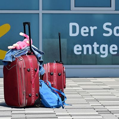 Gepackte Koffer stehen vor dem Terminal des Kassel-Airports