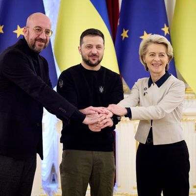 Ukraines Präsident Selenskyj mit EU-Kommissionspräsidentin von der Leyen und EU-Ratspräsident Michel.