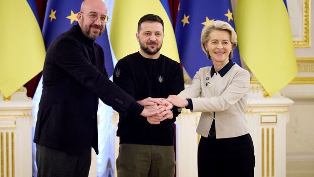 Ukraines Präsident Selenskyj mit EU-Kommissionspräsidentin von der Leyen und EU-Ratspräsident Michel.