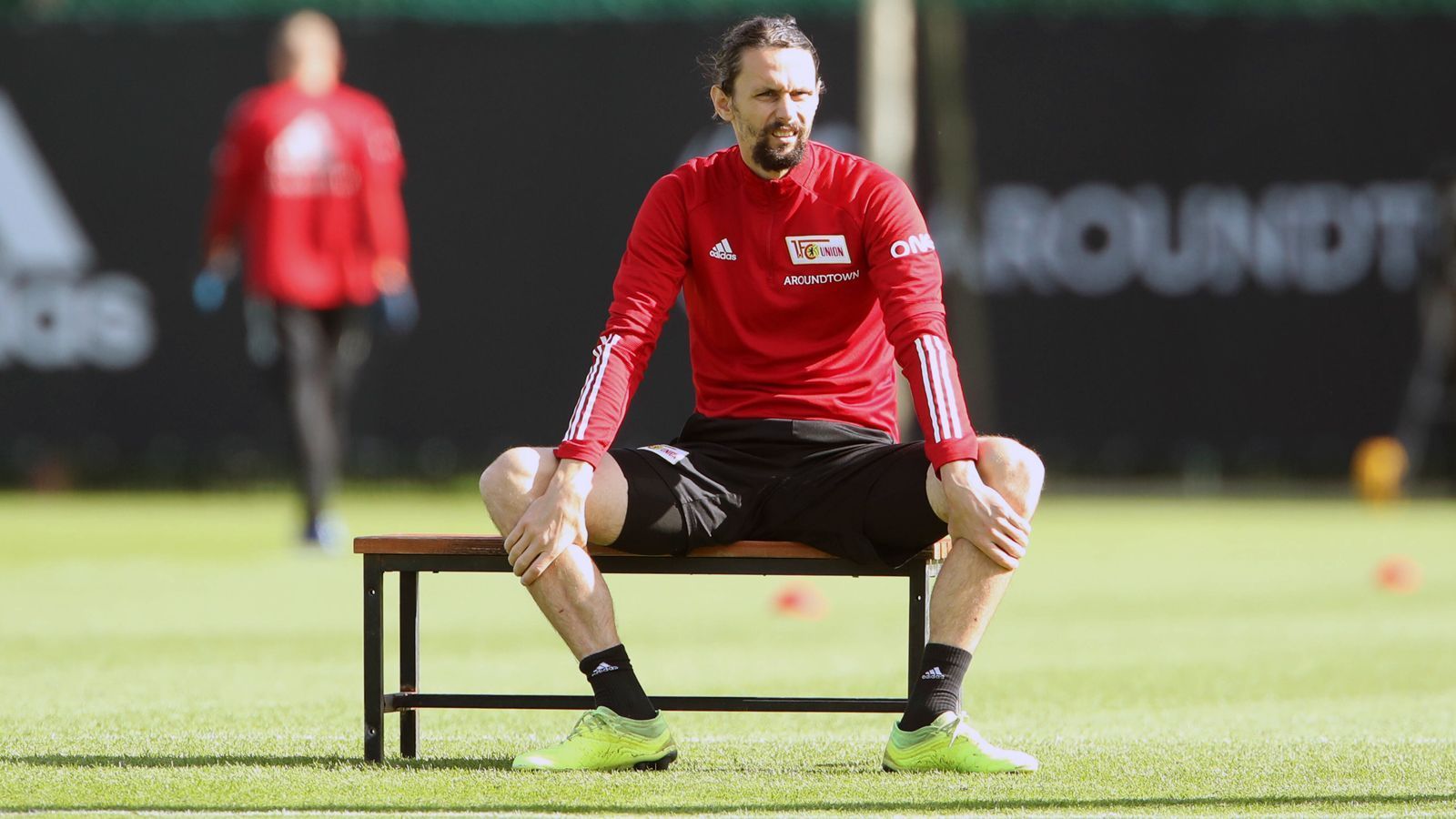 
                <strong>Neven Subotic (vereinslos)</strong><br>
                Nach einem halbjährigen Intermezzo in der Türkei bei Denizlispor und der kürzlichen Vertragsauflösung soll der frühere Dortmunder Meisterspieler Neven Subotic wohl bald in Österreich kicken. Laut den "Vorarlberger Nachrichten" wird der 32 Jahre alte Innenverteidiger spätestens am Deadline Day beim Bundesliga-Klub SCR Altach als Neuzugang vorgestellt und soll mithelfen, dass der stark abstiegsbedrohte Klub doch noch die Klasse hält. Der 36-malige Nationalspieler Serbiens bringt unter anderem die Erfahrung von 232 Bundesliga-Spielen mit.
              