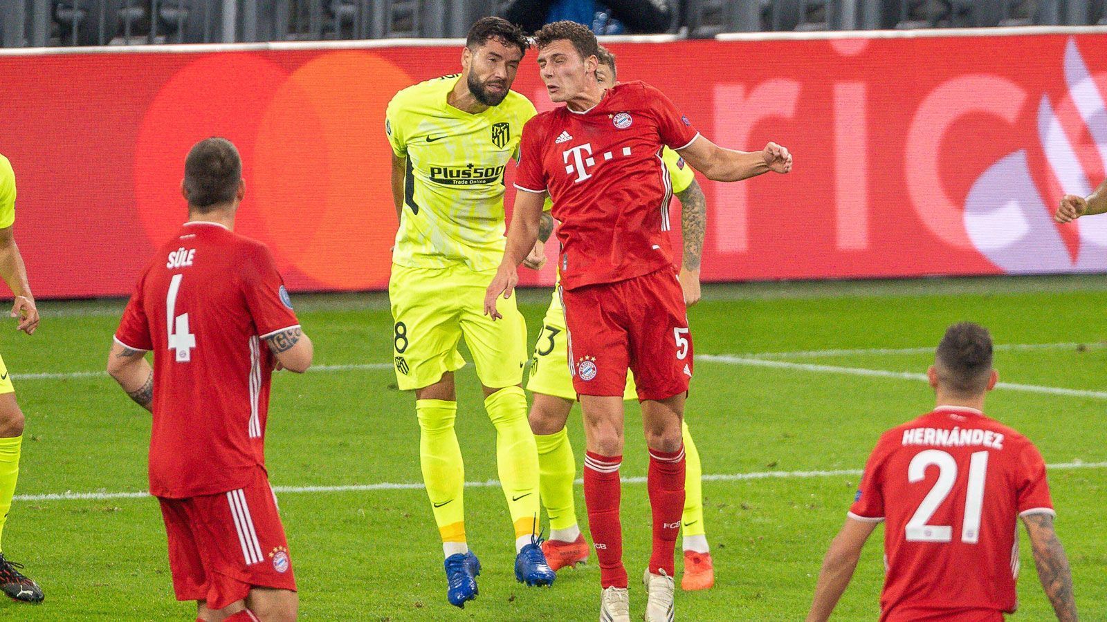 
                <strong>Benjamin Pavard (bis 73.)</strong><br>
                Fast alles geht bei Atletico in der ersten halben Stunde über seine rechte Seite. Gewinnt zu Beginn zu wenige Zweikämpfe und eröffnet dem körperlichen Gegner damit Möglichkeiten. Stabilisiert sich dann zusehends. Bekommt durch Müllers Variabilität auch offensiv viele Räume, die er noch besser nutzen kann. Viertelstunde vor Schluss ausgewechselt. ran-Note: 3
              