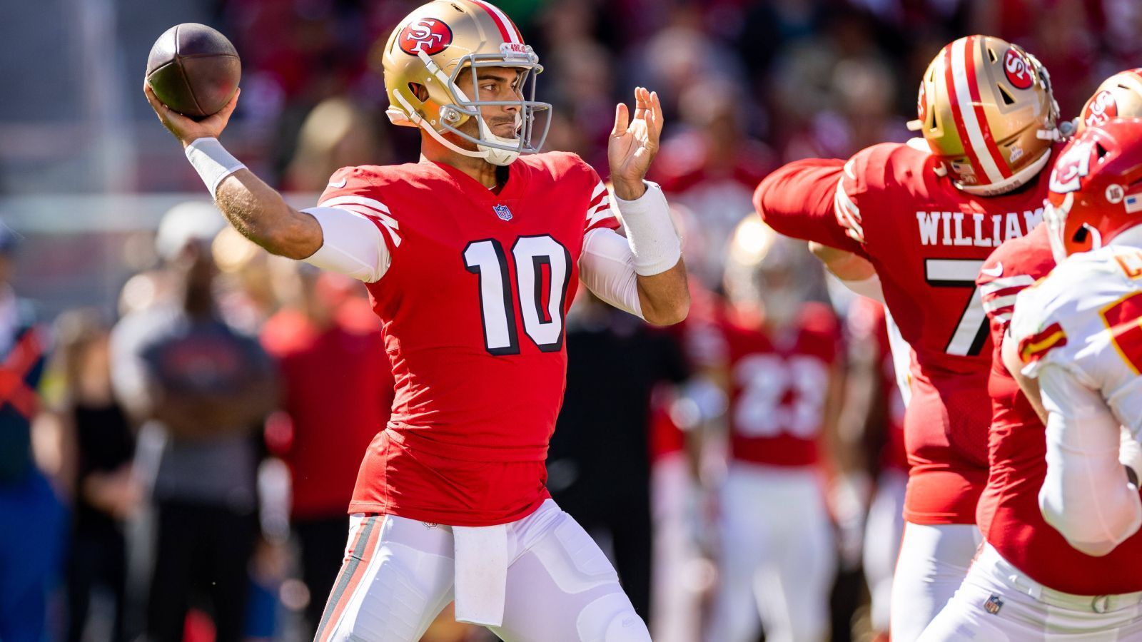 
                <strong>Verlierer: Jimmy Garoppolo (San Francisco 49ers)</strong><br>
                Die bisherige Saison von Jimmy Garoppolo ist nichts anderes als eine Achterbahn-Fahrt. Erst sollte er von den San Francisco 49ers getradet werden, dann stand sogar ein Cut im Raum. Im Anschluss wurde er zum Backup von Trey Lance degradiert, der sich jedoch schwer verletzte. Dann zeigte Garoppolo teilweise prächtige Leistungen, dazwischen jedoch das mehr als schwache 10:11 bei den Denver Broncos und nun gab es beim 23:44 gegen die Kansas City Chiefs einen neuen Tiefpunkt für Jimmy G. Zwar warf er für 303 Yards, jedoch unterlief ihm erneut eine kritische Interception, ein Fumble und sogar ein Safety. Exakt diese Statistiken weist er nun zum zweiten Mal in dieser Spielzeit auf. Nicht gerade ein Bewerbungsschreiben an andere Teams, geschweige denn sein eigenes.
              