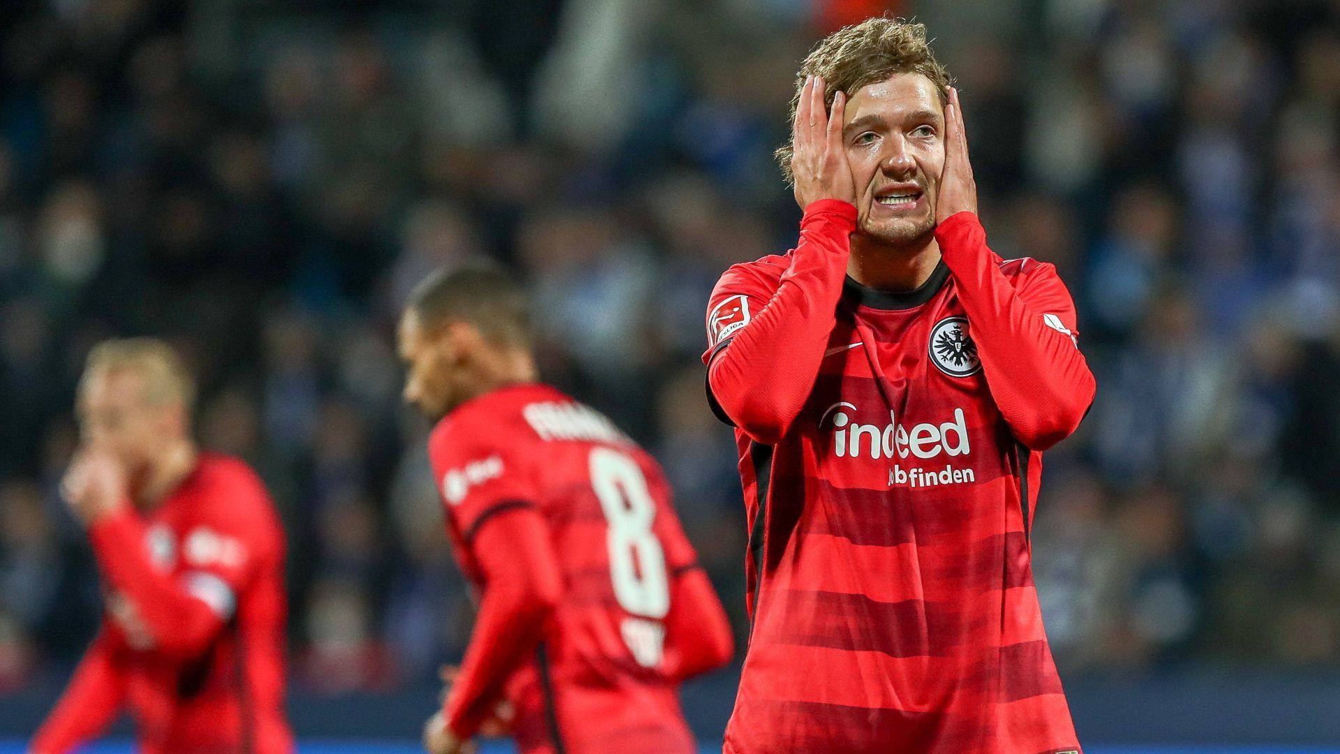 
                <strong>Verlierer: Eintracht Frankfurt</strong><br>
                Eintracht Frankfurt ist nach der 0:2-Pleite beim VfL Bochum endgültig am Boden der Tatsachen angekommen. Gegen den Aufsteiger tat sich das Team von Oliver Glasner extrem schwer und musste gleich mehrere Rückstände einstecken. Neben einem verschossenen Elfmeter von Goncalo Paciencia verletzte sich eben jener sowie Neuzugang Kristijan Jakic und mussten noch in der ersten Halbzeit ausgewechselt werden. Seit dem überraschenden Erfolg beim FC Bayern konnte die Eintracht nur einen Punkt verbuchen. Insgesamt sammelte die Hessen in der laufenden Saison gerade einmal acht Punkte und steht nun auf dem 15. Tabellenplatz. 
              