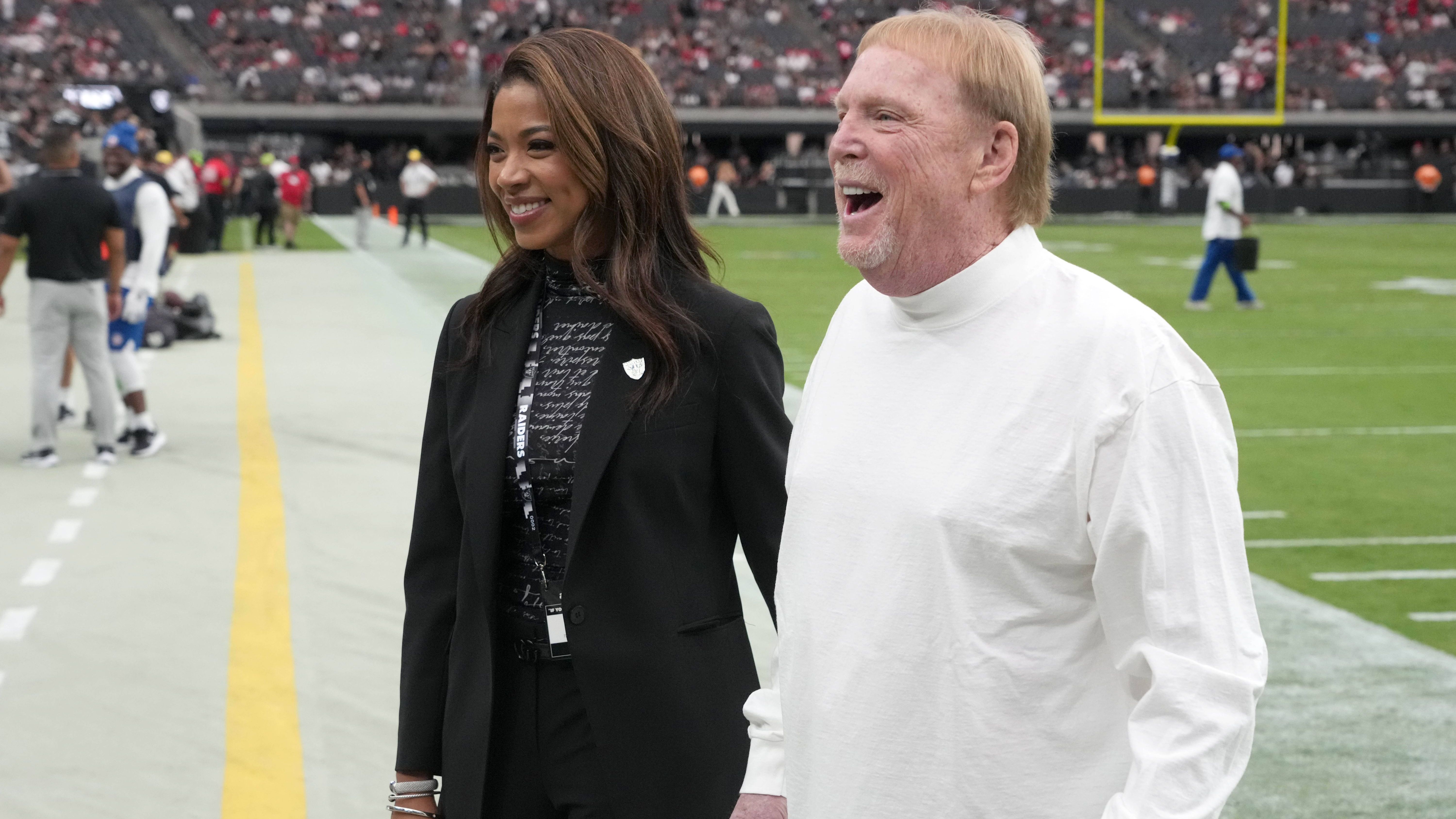 <strong>Gewinner: Mark Davis (Las Vegas Raiders)<br></strong>Besitzer der Las Vegas Raiders zu sein, hat in den vergangenen Jahren wenig Spaß gemacht. Beim 63:21 gegen die Los Angeles Chargers konnte sich Davis jedoch ausschließlich freuen. Nach einem Touchdown schnitt die Regie in seine Loge und zeigte Davis voller, fast schon kindlicher Freude über die Leistung seines Teams. Das gönnen wir ihm!