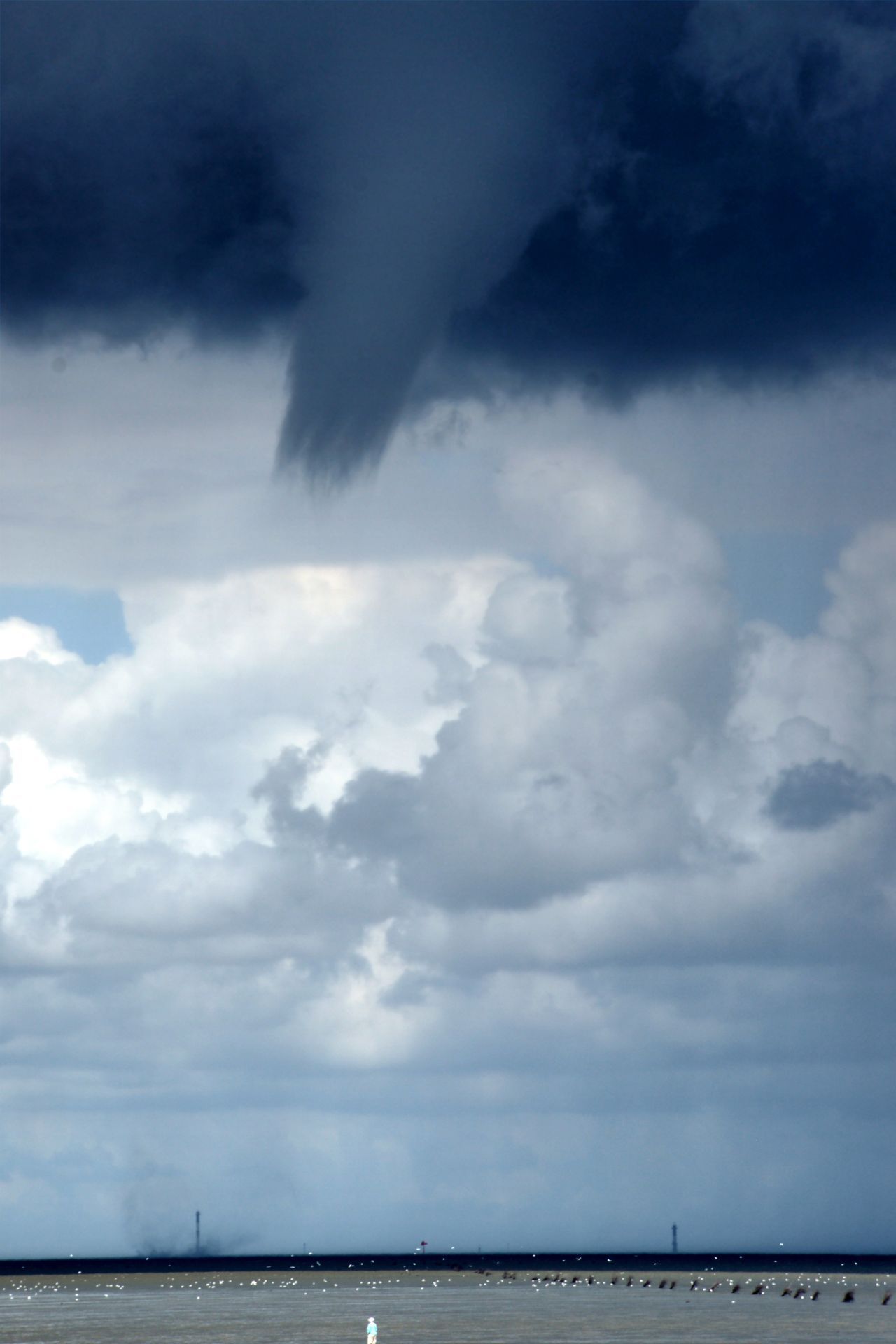 Cuxhaven-Duhnen, 2012: Rund 2,5 Kilometer vor der Küste wird diese Wolke gesichtet. Aus ihr entwickelt sich über dem Wattenmeer ein sogenannter Wasserspeier-Tornado.