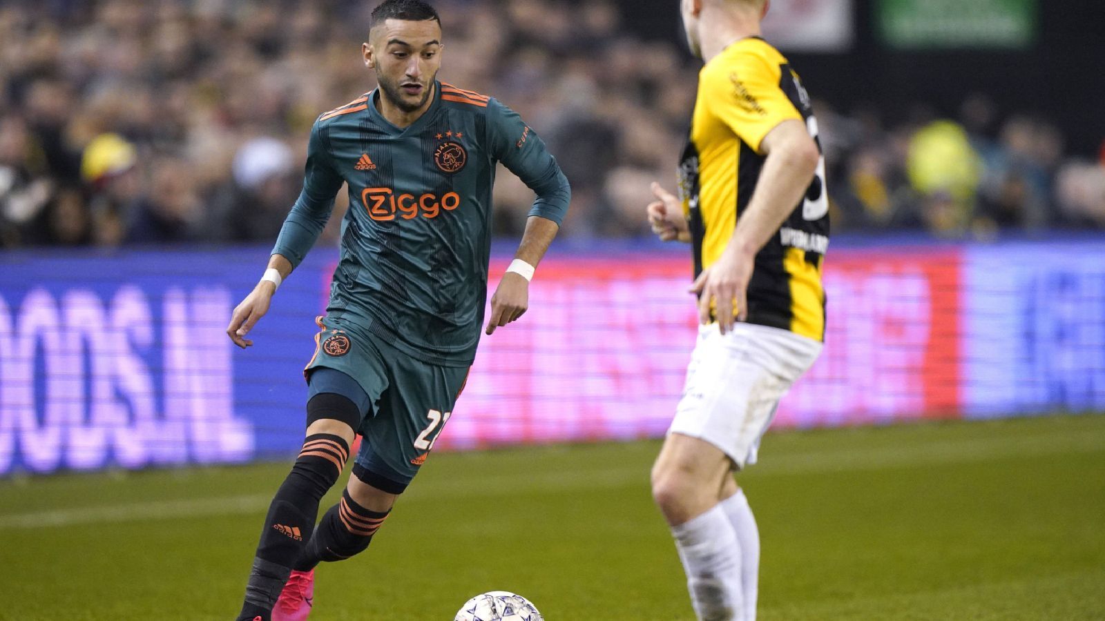 
                <strong>Hakim Ziyech (FC Chelsea) </strong><br>
                Für Hakim Ziyech verabschiedet sich aus der Eredivisie und seinem Geburtsland Niederlande. Ein Jahr, nachdem der Marokkaner mit Ajax Amsterdam die Champions League aufgemischt hat, schließt sich der Flügelstürmer dem FC Chelsea an. Die "Blues" zahlen rund 40 Millionen Euro, die Summe kann über Boni noch auf 44 Millionen Euro steigen. Ziyech war über den SC Heerenveen und Twente Enschede 2016 nach Amsterdam gekommen, damals überwies Ajax elf Millionen Euro für seine Dienste.
              