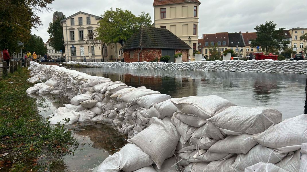In Wismar sind bereits zahlreiche Sandsäcke zum Schutz gegen die Fluten gestapelt.