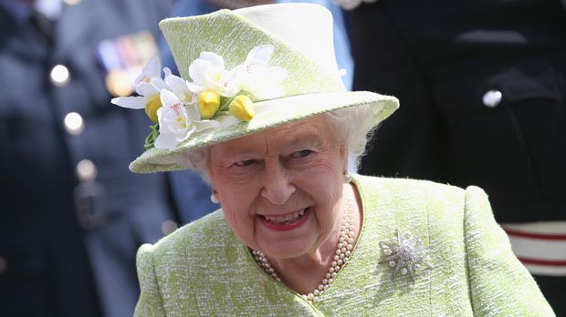
                <strong>Queen Elizabeth II</strong><br>
                Für eine Quote von 1000:1 konnte man darauf wetten, dass Queen Elizabeth II an Weihnachten die englischen Single-Charts anführt.
              