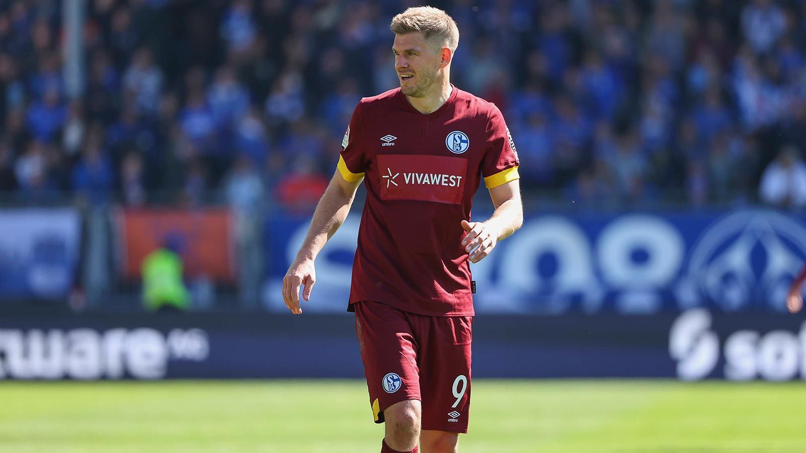 <strong>FC Schalke 04: Simon Terodde</strong><br>
                Simon&nbsp;Terodde und der FC Schalke 04: Das passt einfach. Es ist daher kein Wunder, dass der 35-Jährige der Nachfolger von Danny Latza wird – auch wenn der Mittelstürmer wohl keine Hauptrolle auf dem Feld spielen wird. Latza hatte freiwillig die Binde abgegeben, anschließend wählten die Spieler vier Kollegen für das Kapitänsamt aus und Trainer Thomas Reis legte die Reihenfolge fest.
