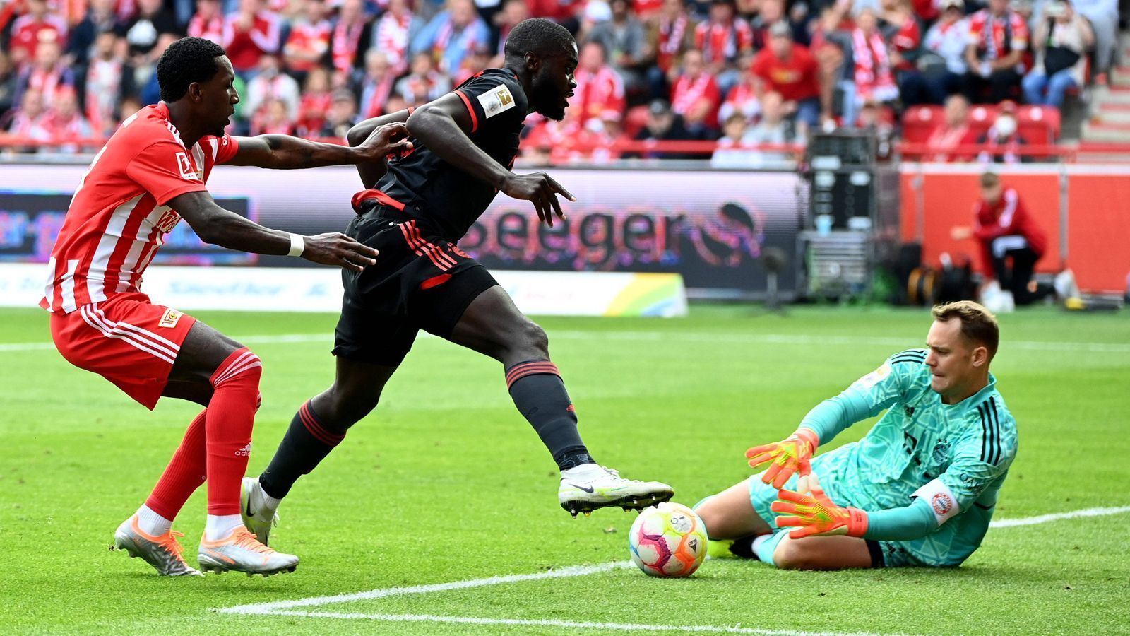 
                <strong>Manuel Neuer</strong><br>
                Bei Becker blitzsauberem 0:1 nach einem Standard ist der Kapitän machtlos. Ansonsten präsentiert er sich aber als gewohnt sicherer Rückhalt. Bei Lewelings Chance reagiert Neuer überragend. ran-Note: 2
              