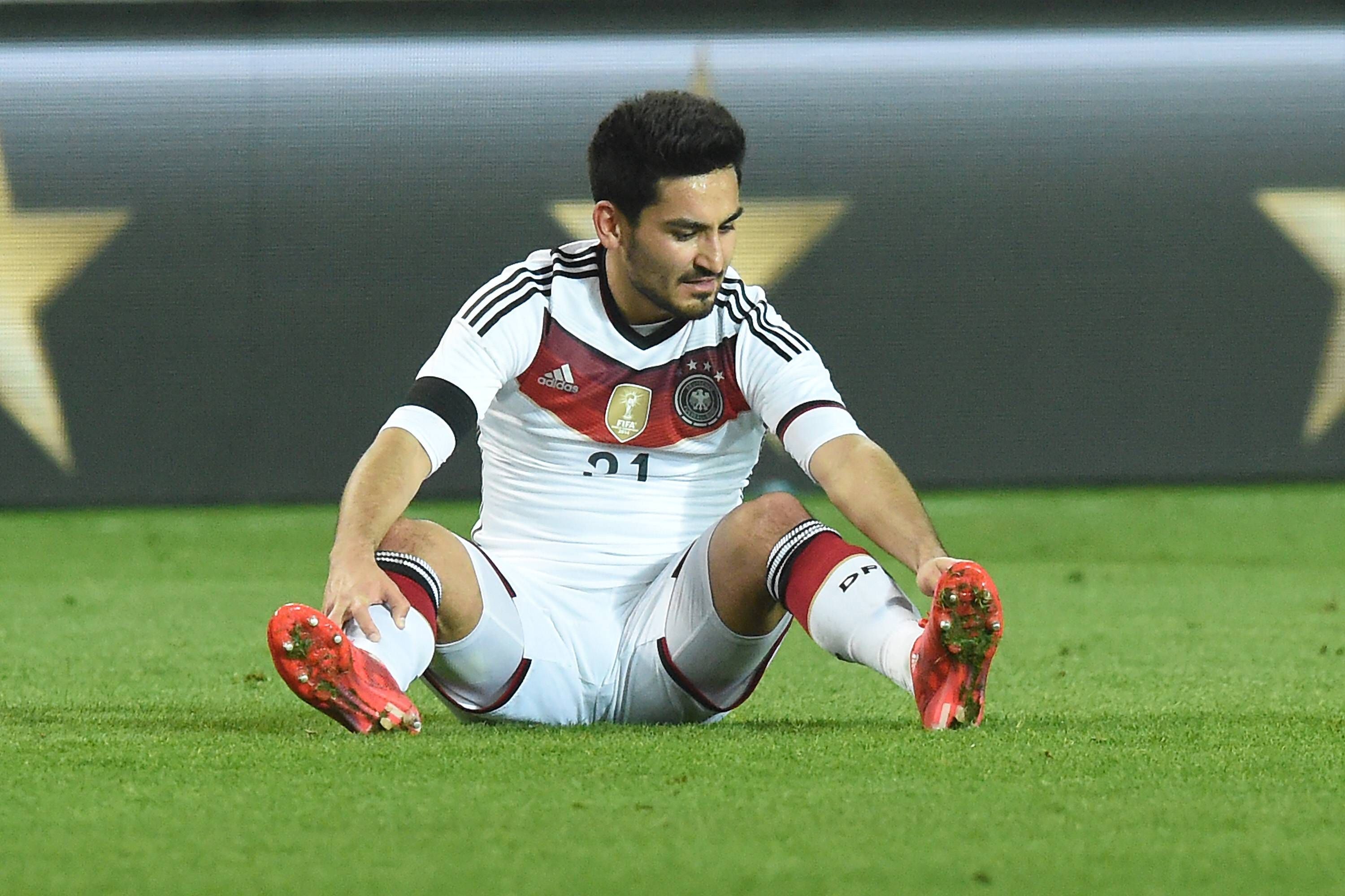 
                <strong>Ilkay Gündogan</strong><br>
                Auch für den Dortmunder ist es ein Comeback in der DFB-Elf nach langer Abstinenz. Und auch bei ihm sind die früheren Automatismen noch nicht wieder da. Insgesamt eine unauffällige Leistung des Mittelfeldspielers. ran-Note: 4
              