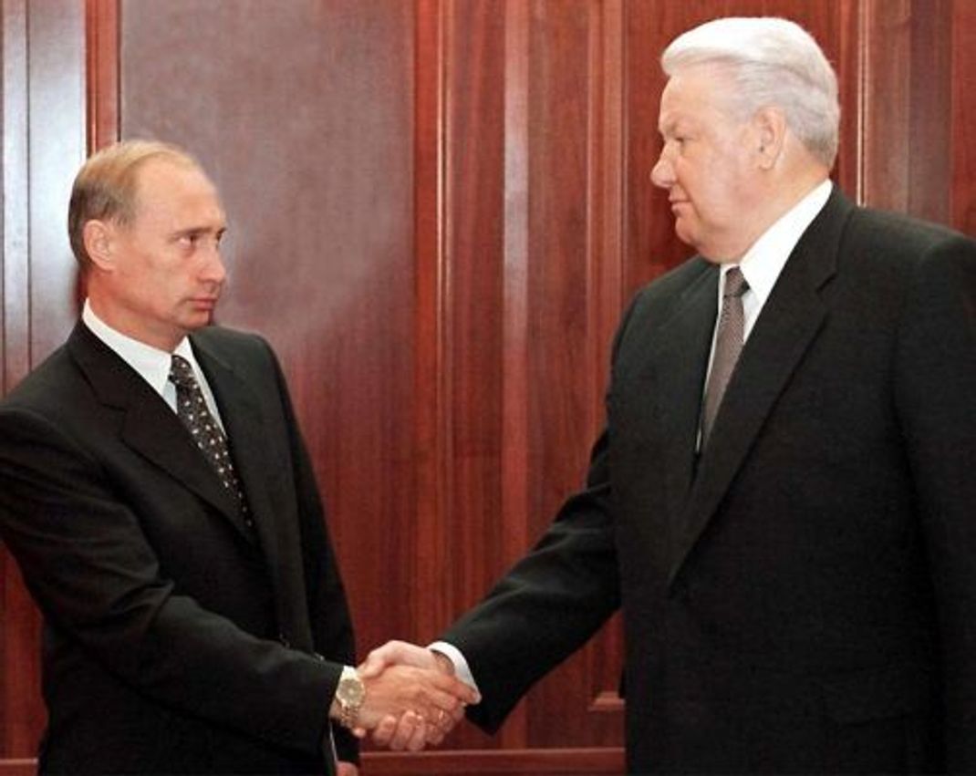 Russlands erster Präsident Boris Jelzin (rechts) trat 1999 aus seinem Amt zurück. Bis 2000 vertrat ihn Wladimir Putin kommissarisch, bis er mit einer knappen Mehrheit offiziell zum Präsidenten gewählt wurde.
