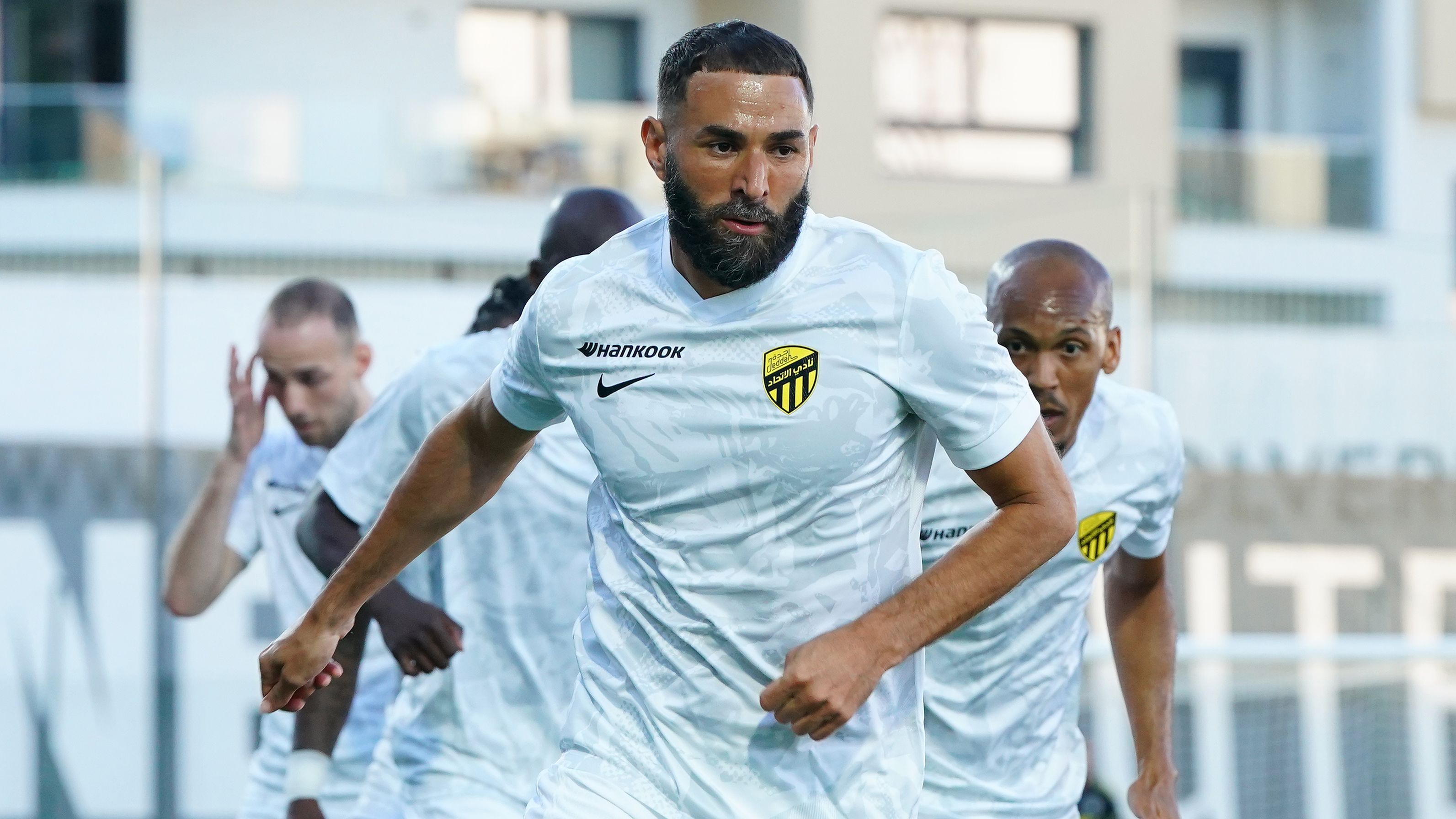 <em><strong>Karim Benzema (Al-Ittihad)</strong><br>Laut "Goal France" plant Jose Mourinho, Top-Stürmer Karim Benzema nach Lissabon zu holen. Der Franzose steht derzeit noch bis 2026 bei Al-Ittihad unter Vertrag. Mourinho und Benzema kennen sich aus gemeinsamen Real-Madrid-Zeiten. Ein Transfer dürfte schwierig werden: Al-Ittihad will mindestens fünf bis sieben Millionen Euro Ablöse. Optionen könnten eine Winter-Leihe oder ein ablösefreier Wechsel 2026 sein.</em>